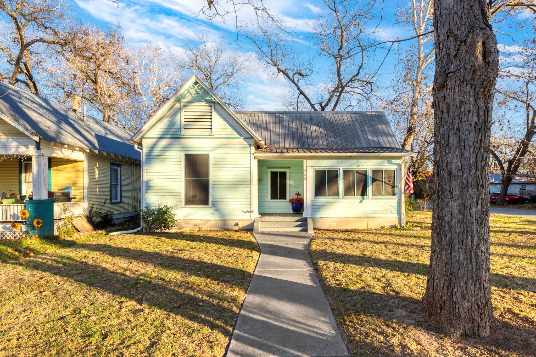 200 Gresham St, Smithville, TX 78957