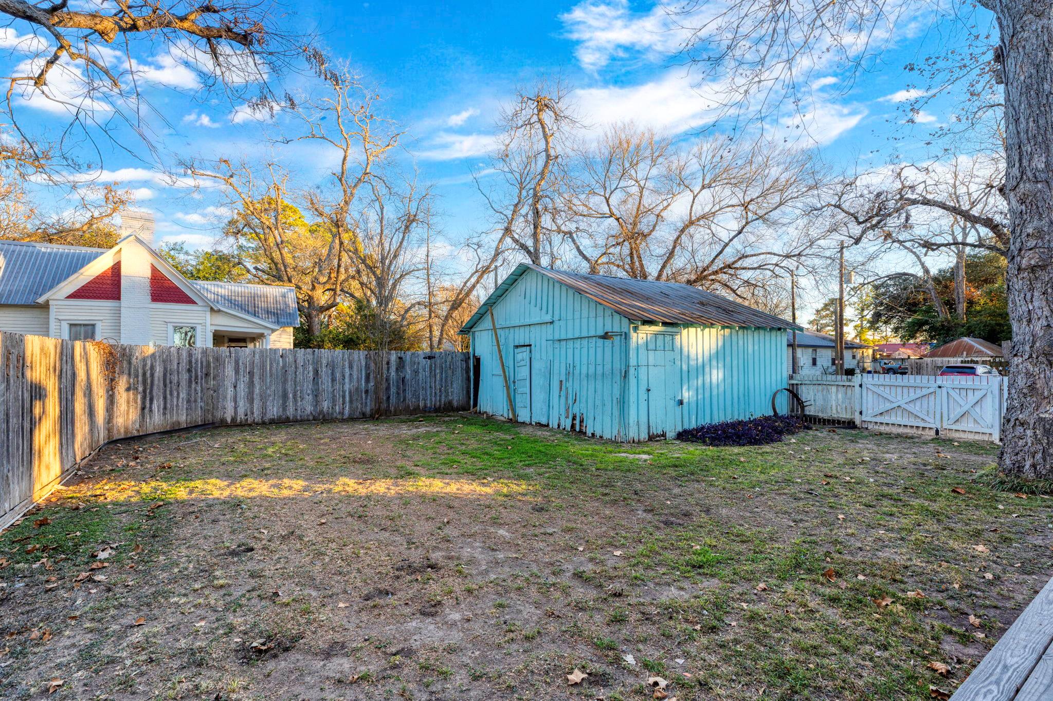 200 Gresham St, Smithville, TX 78957