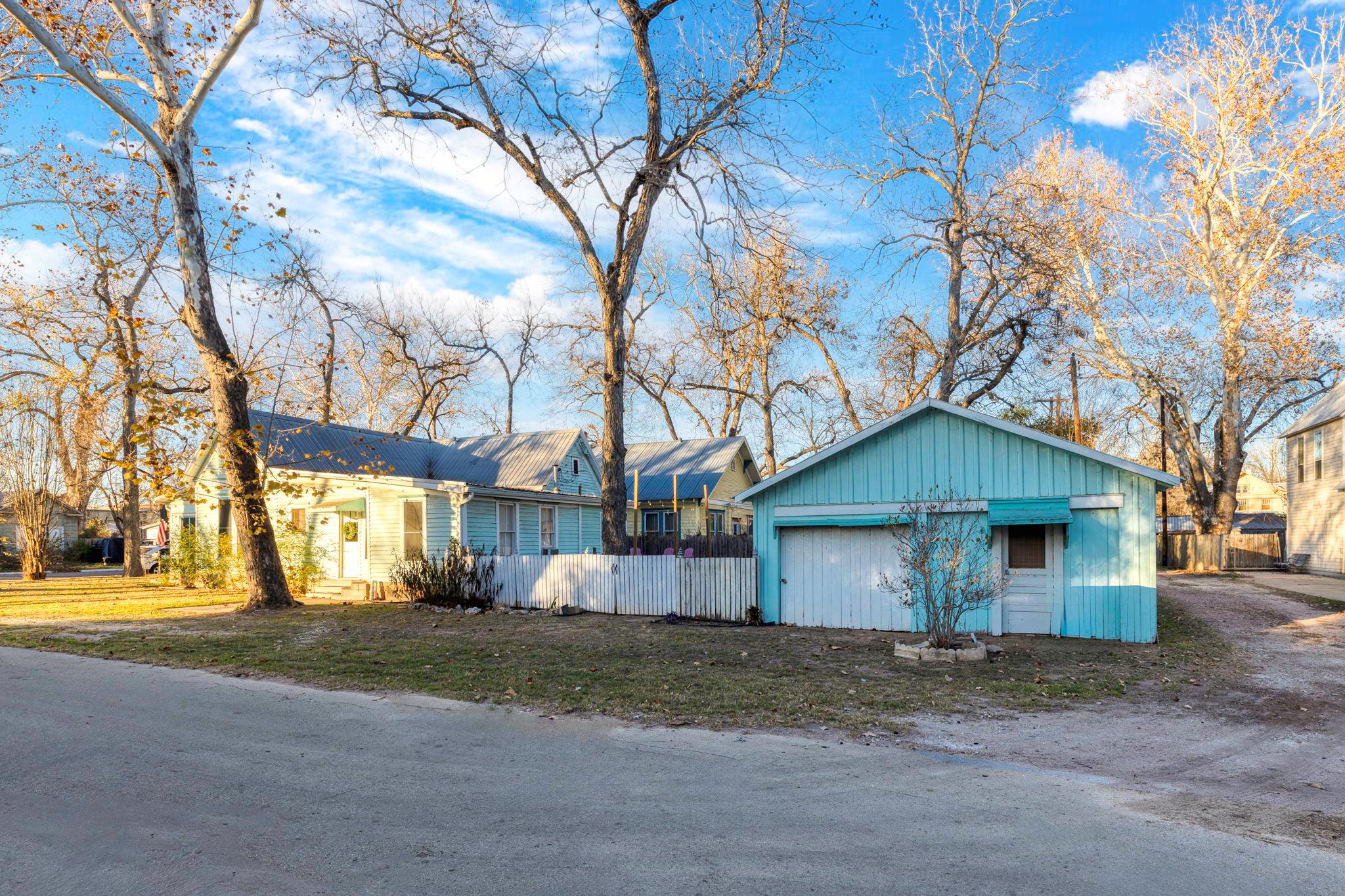200 Gresham St, Smithville, TX 78957