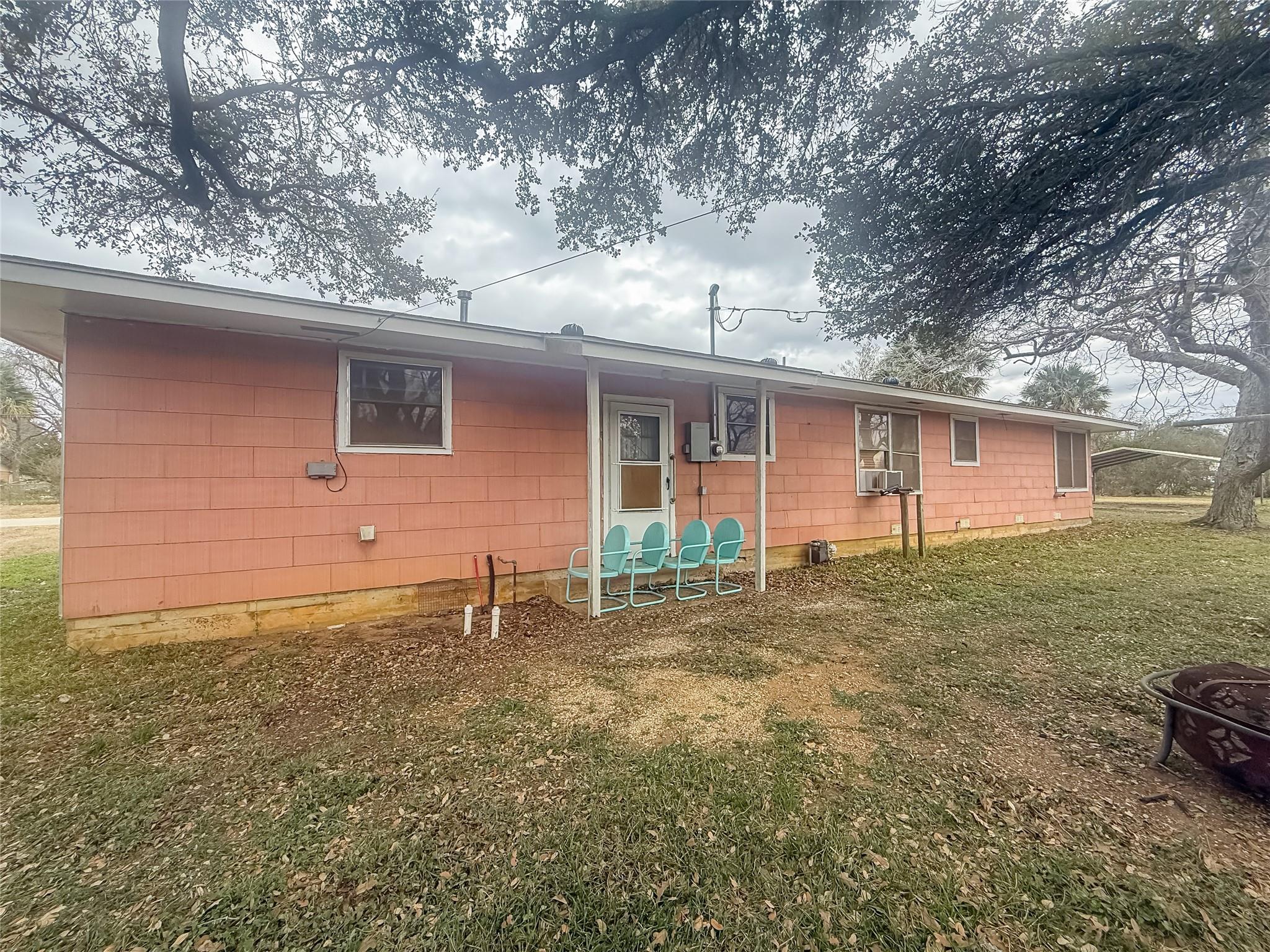 729 N Main St, Lexington, TX 78947