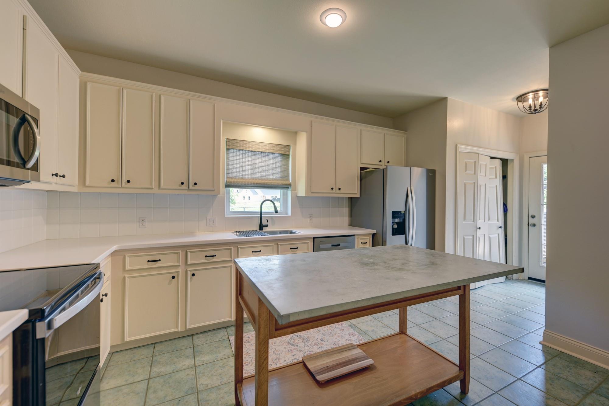 2416 Stone Hollow Dr, Brenham, TX 77833