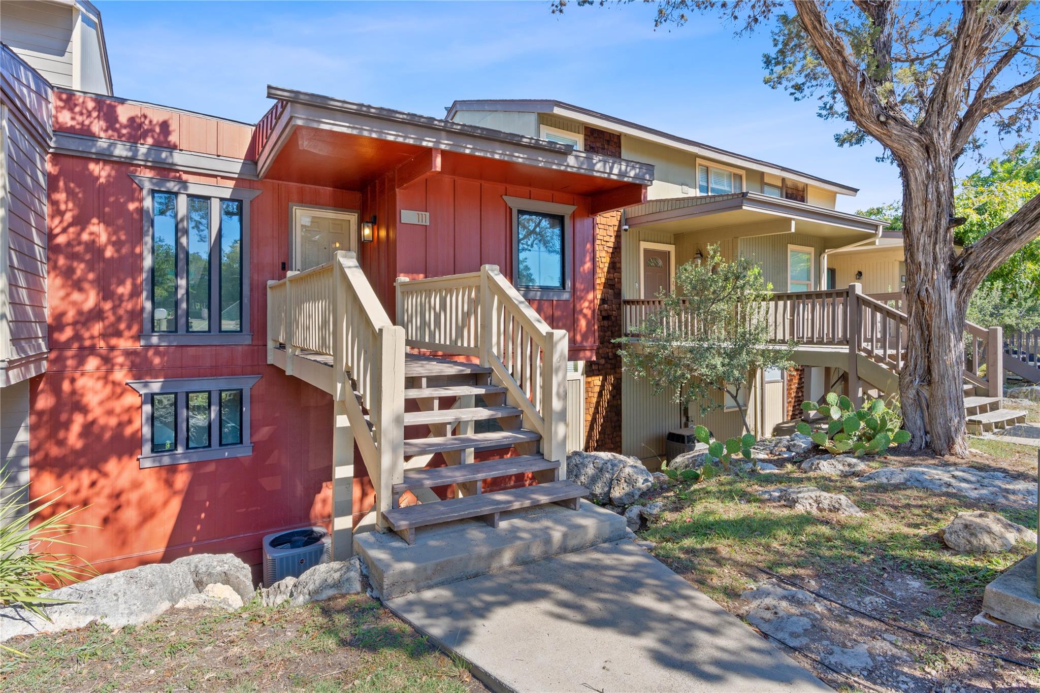 111 Comanche Pt, Point Venture, TX 78645