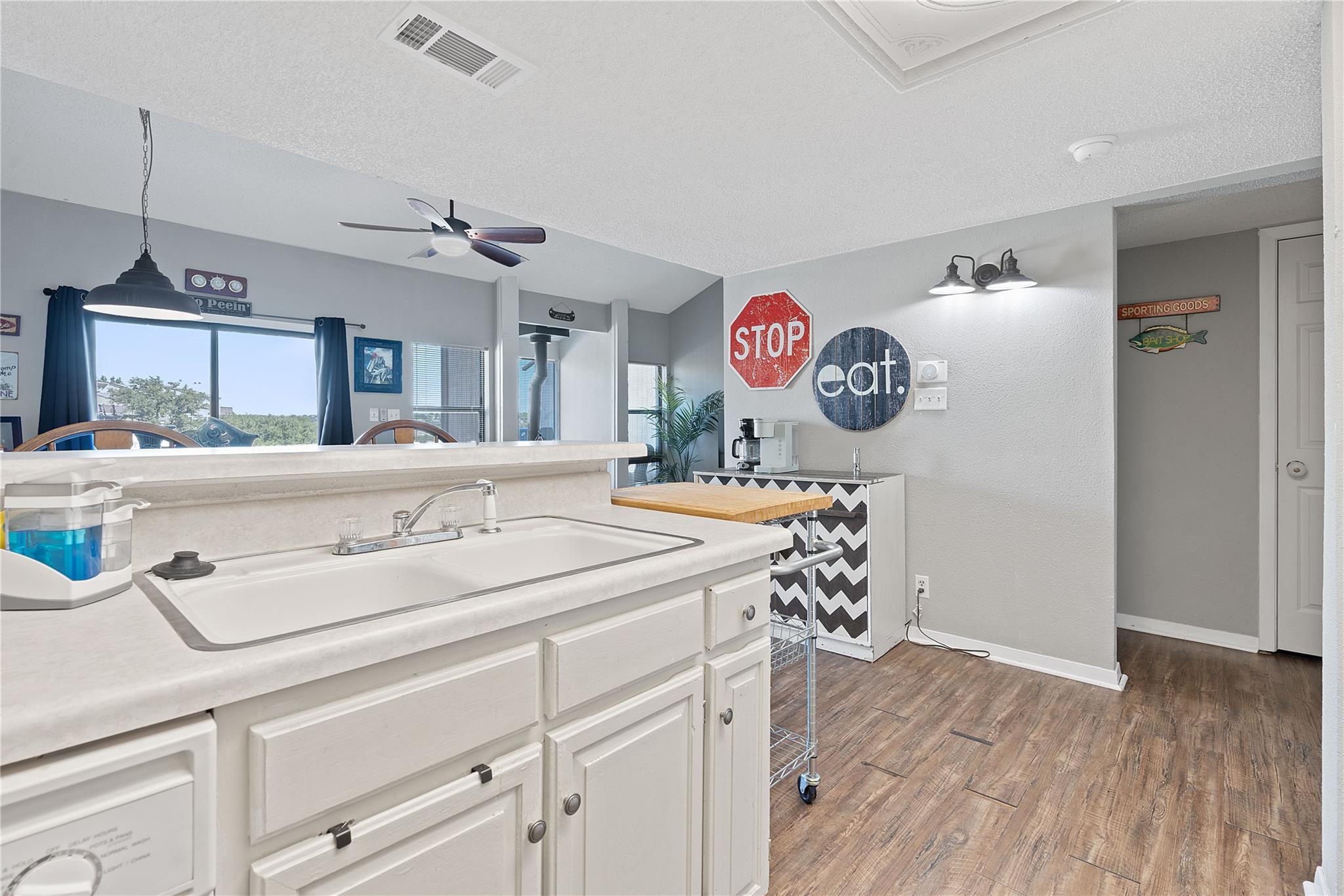 111 Comanche Pt, Point Venture, TX 78645