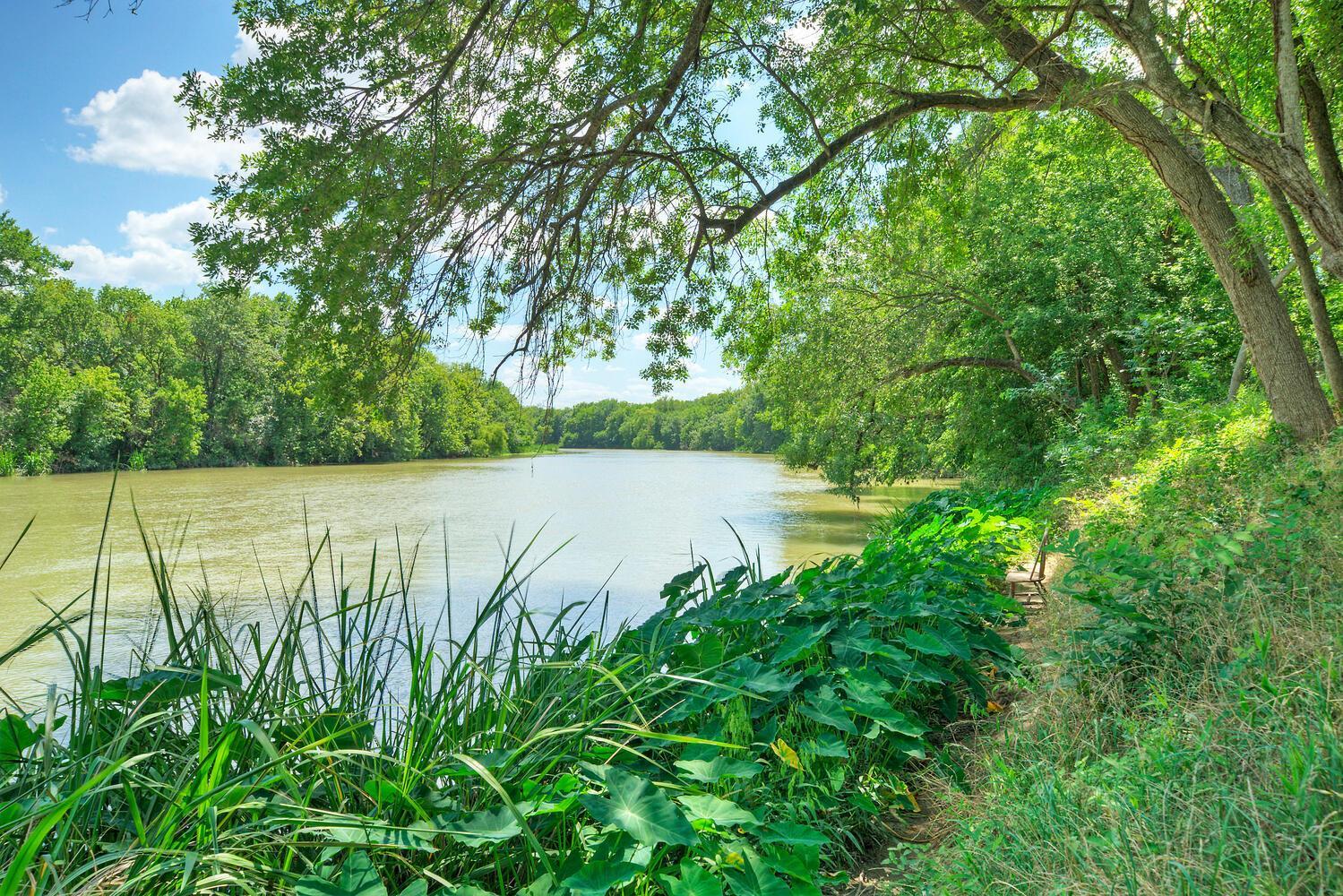 828 Water St, Webberville, TX 78653