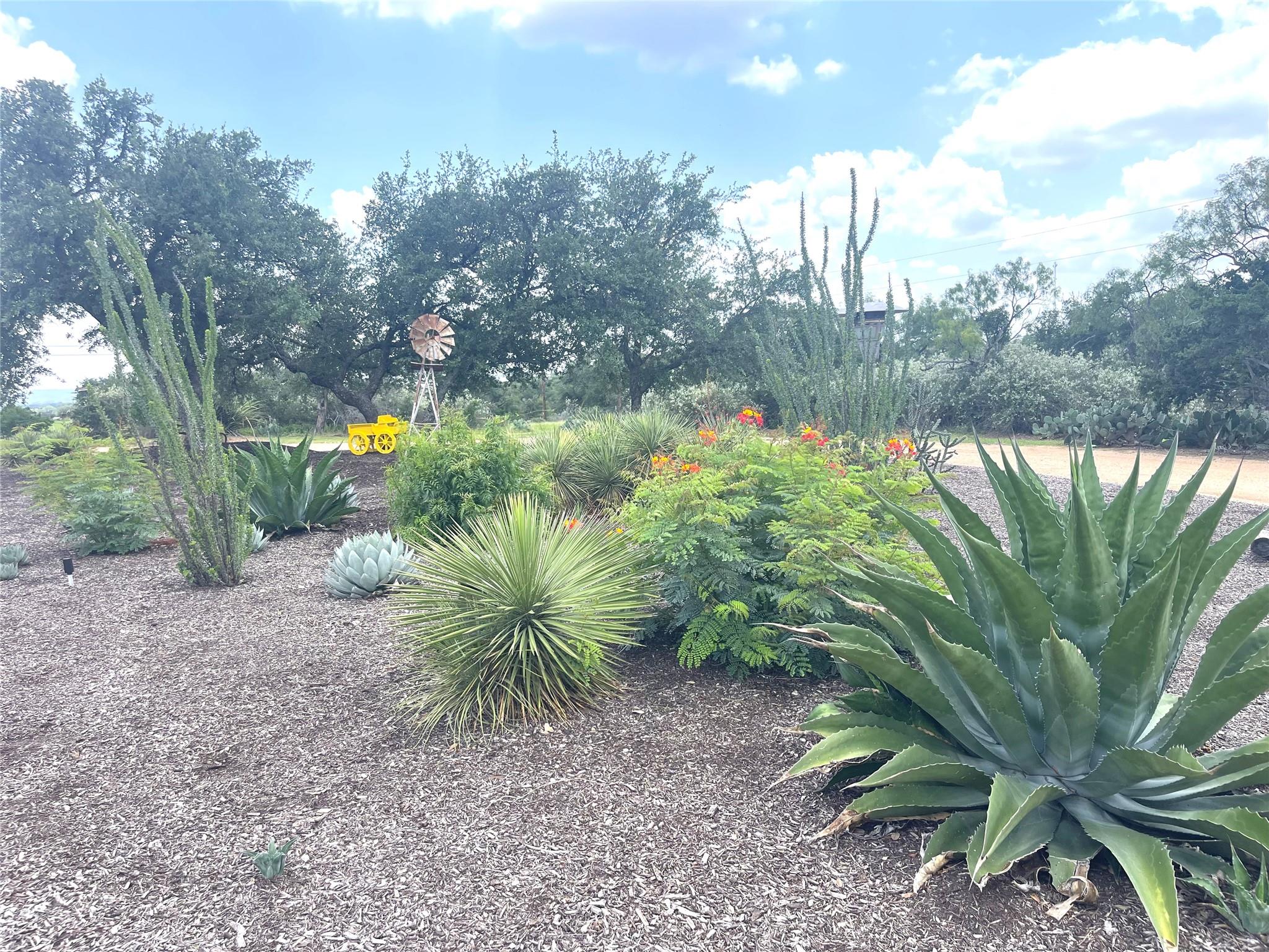 202 Rio Llano Dr W, Llano, TX 78643