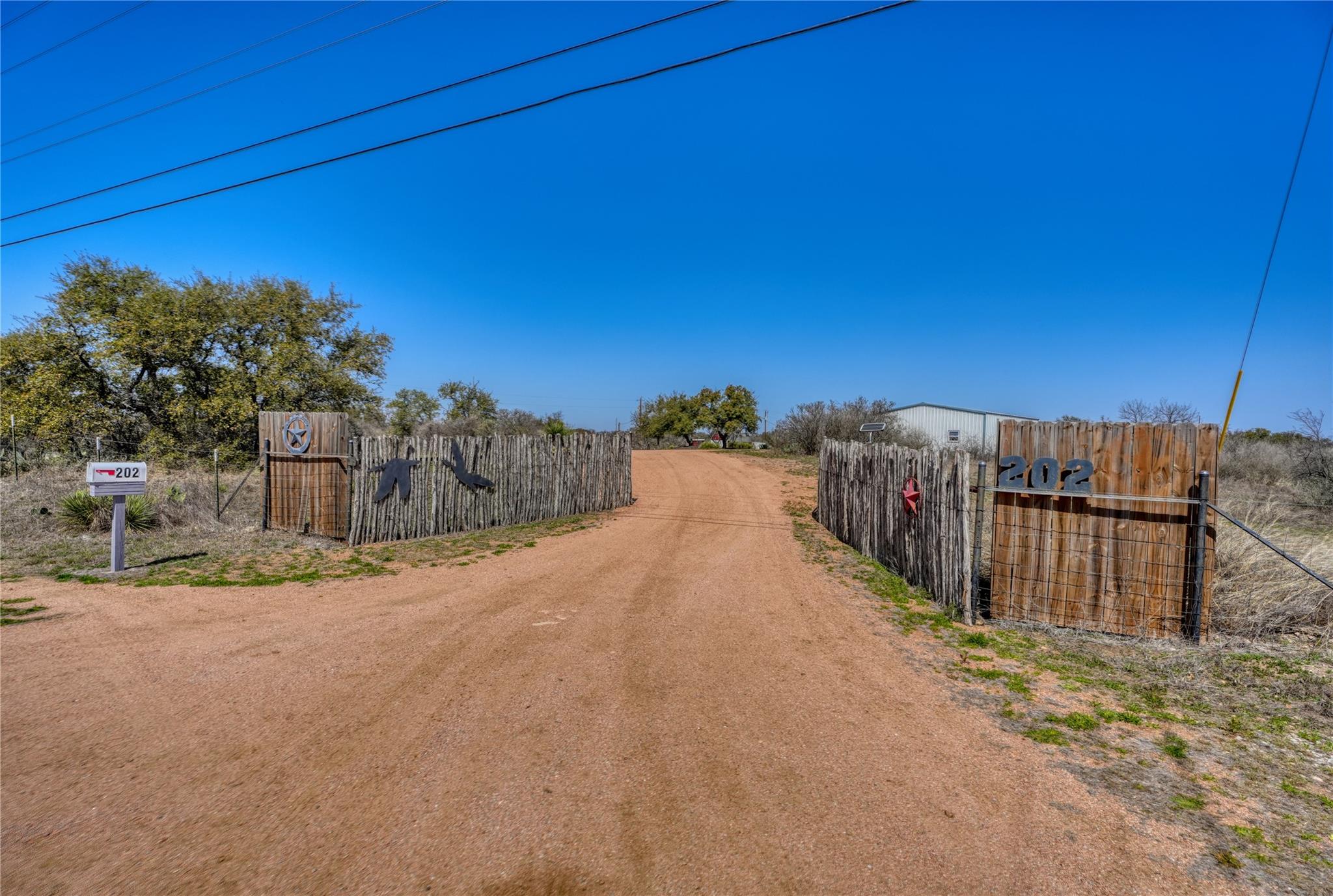 202 Rio Llano Dr W, Llano, TX 78643