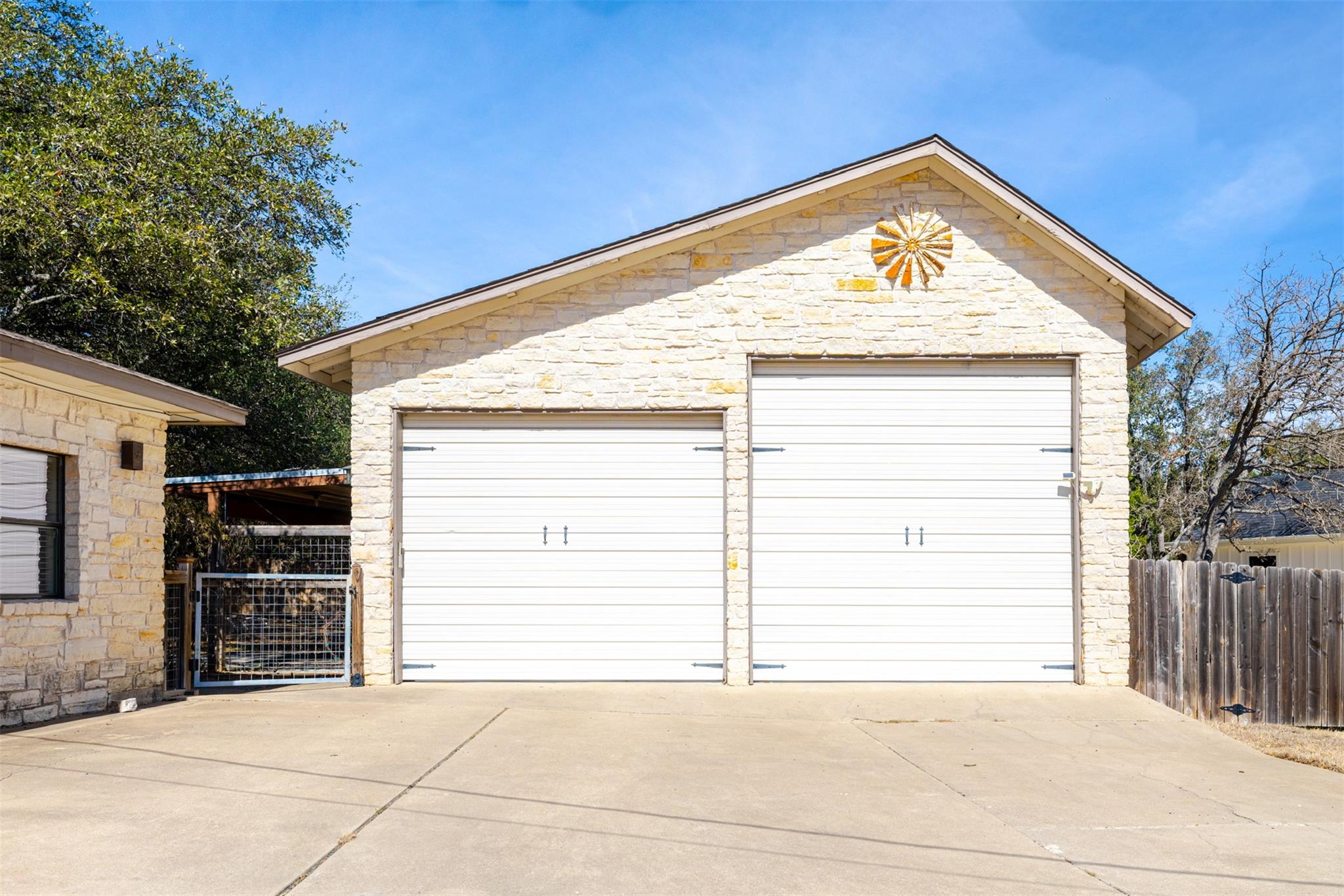 207 E Ridgewood Rd, Georgetown, TX 78633