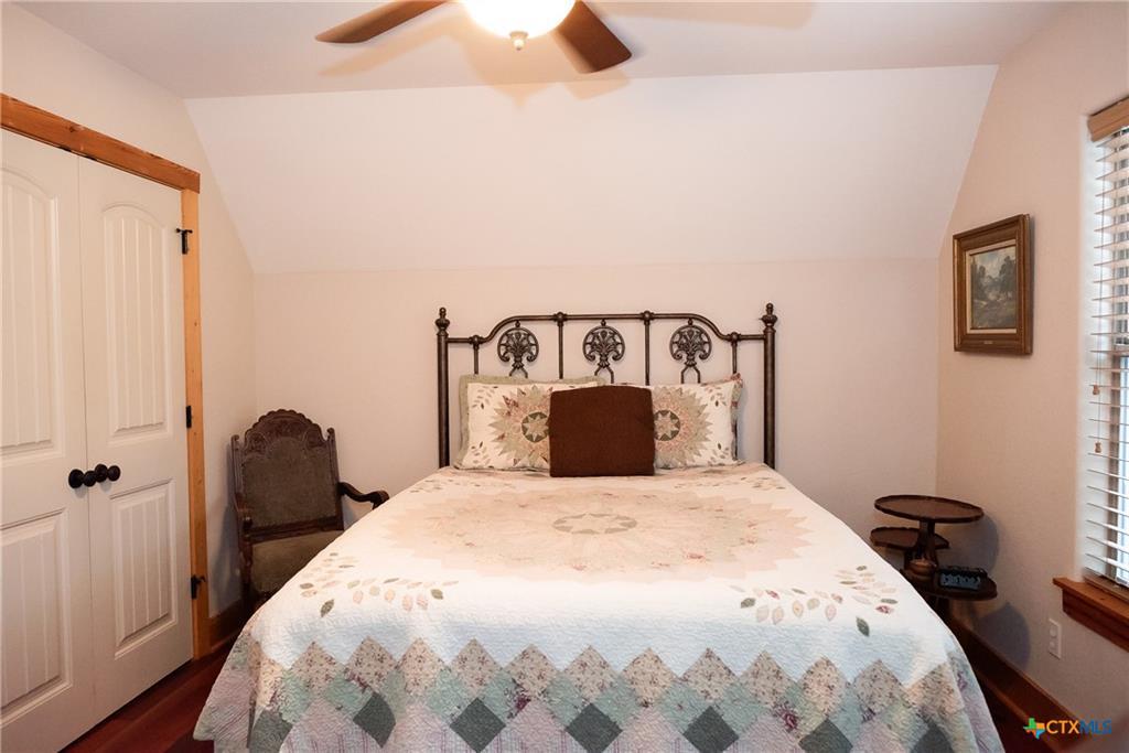 211 Cambridge Dr, New Braunfels, TX 78132