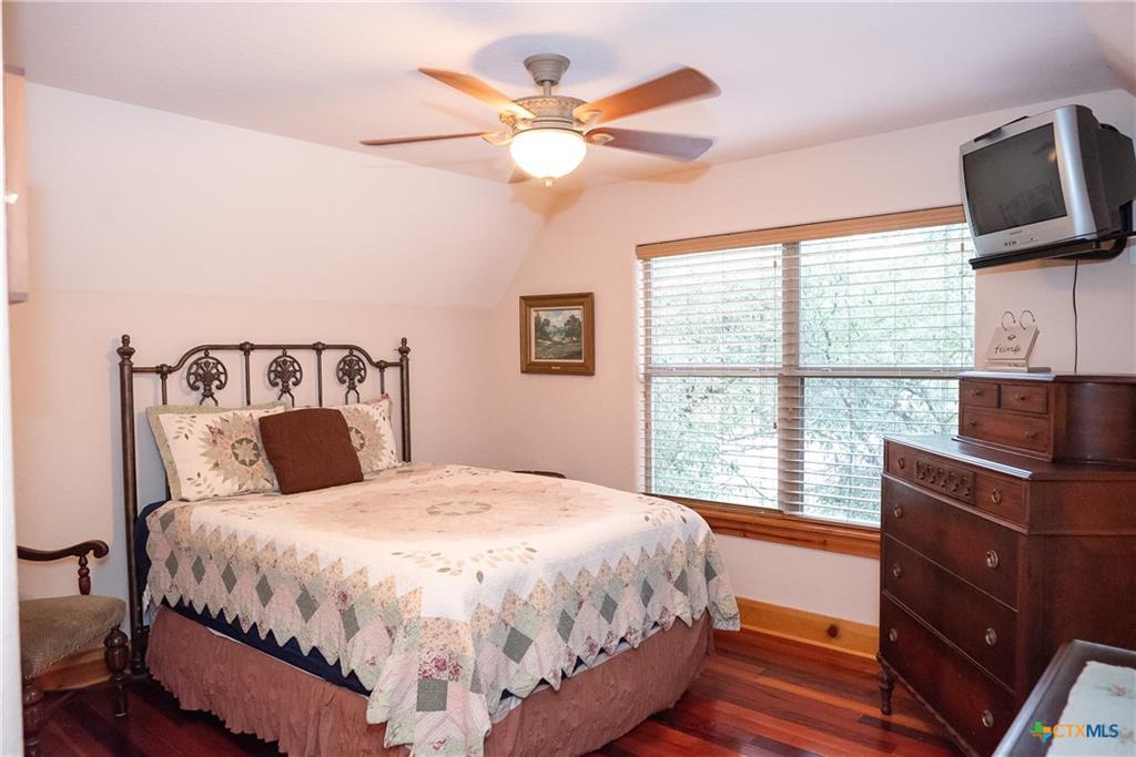 211 Cambridge Dr, New Braunfels, TX 78132