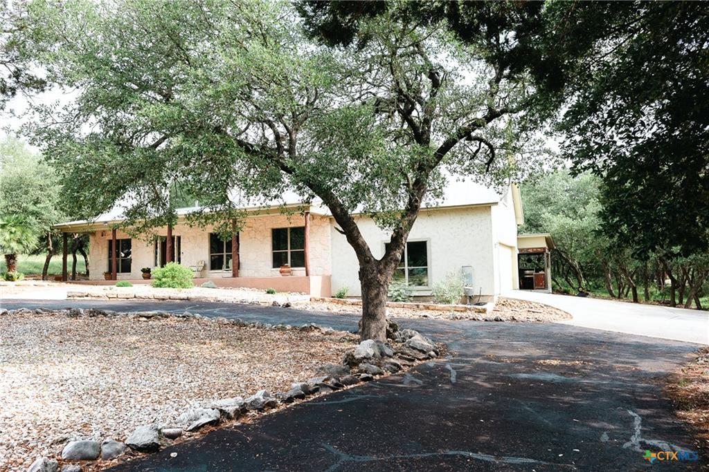 211 Cambridge Dr, New Braunfels, TX 78132