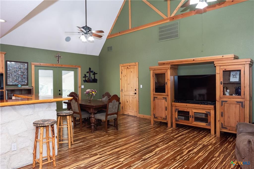 211 Cambridge Dr, New Braunfels, TX 78132