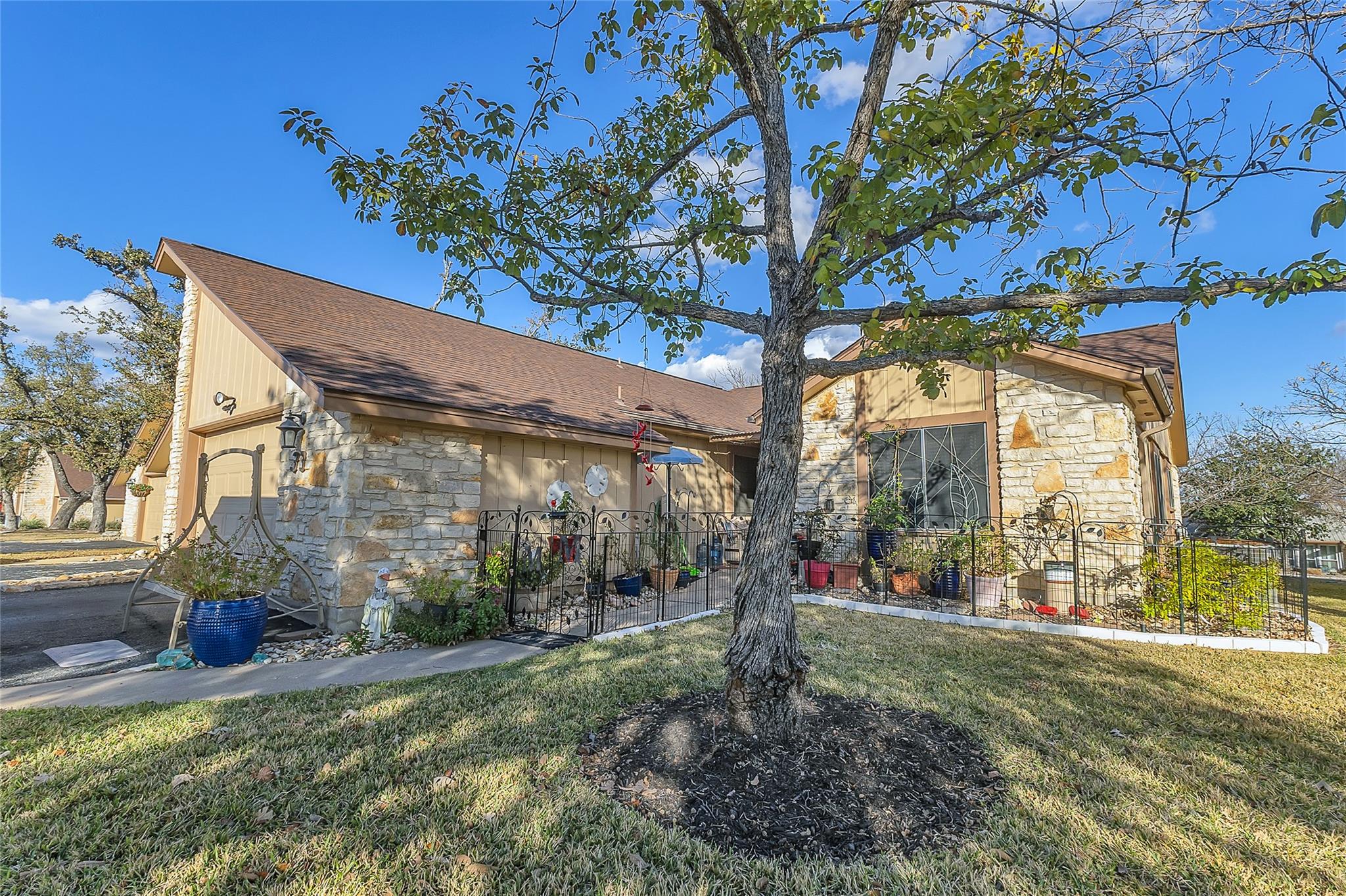 33 Oaks Pl, Lago Vista, TX 78645