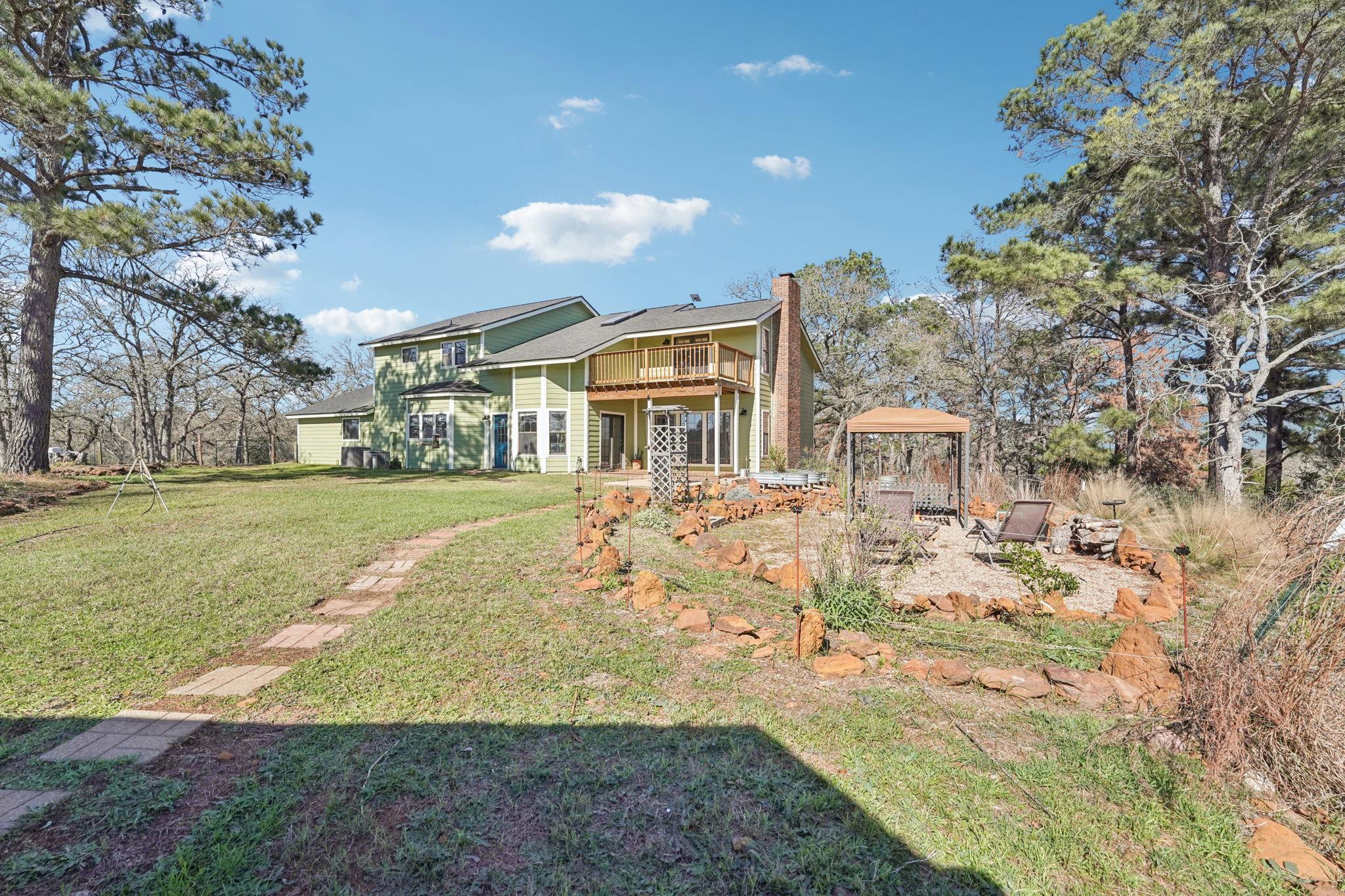 407 Country Ln, McDade, TX 78650