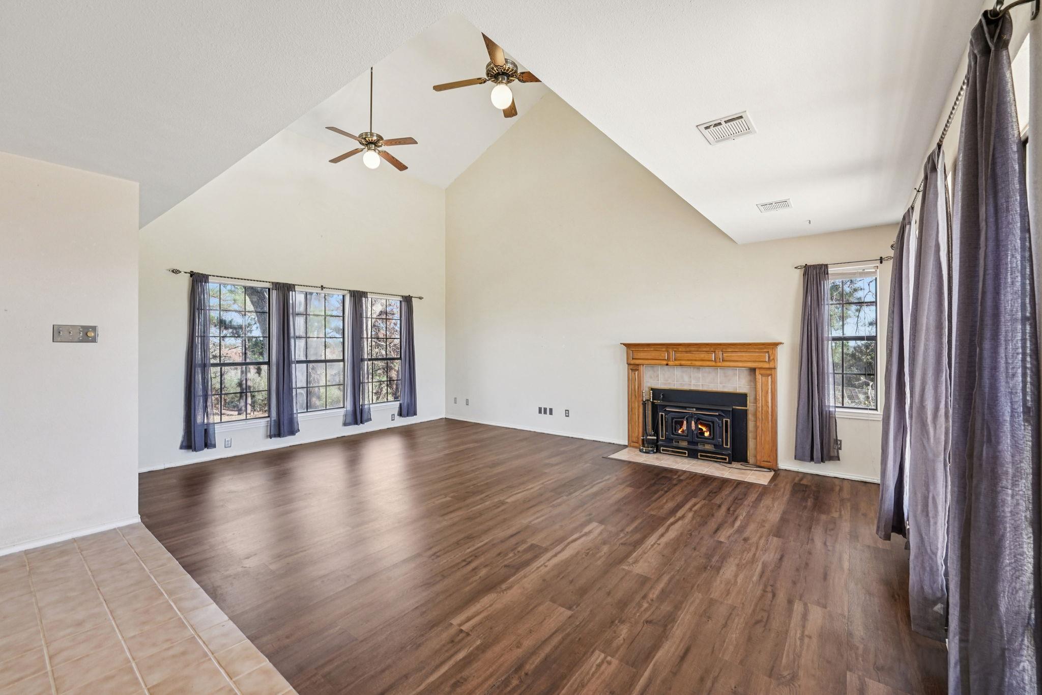 407 Country Ln, McDade, TX 78650