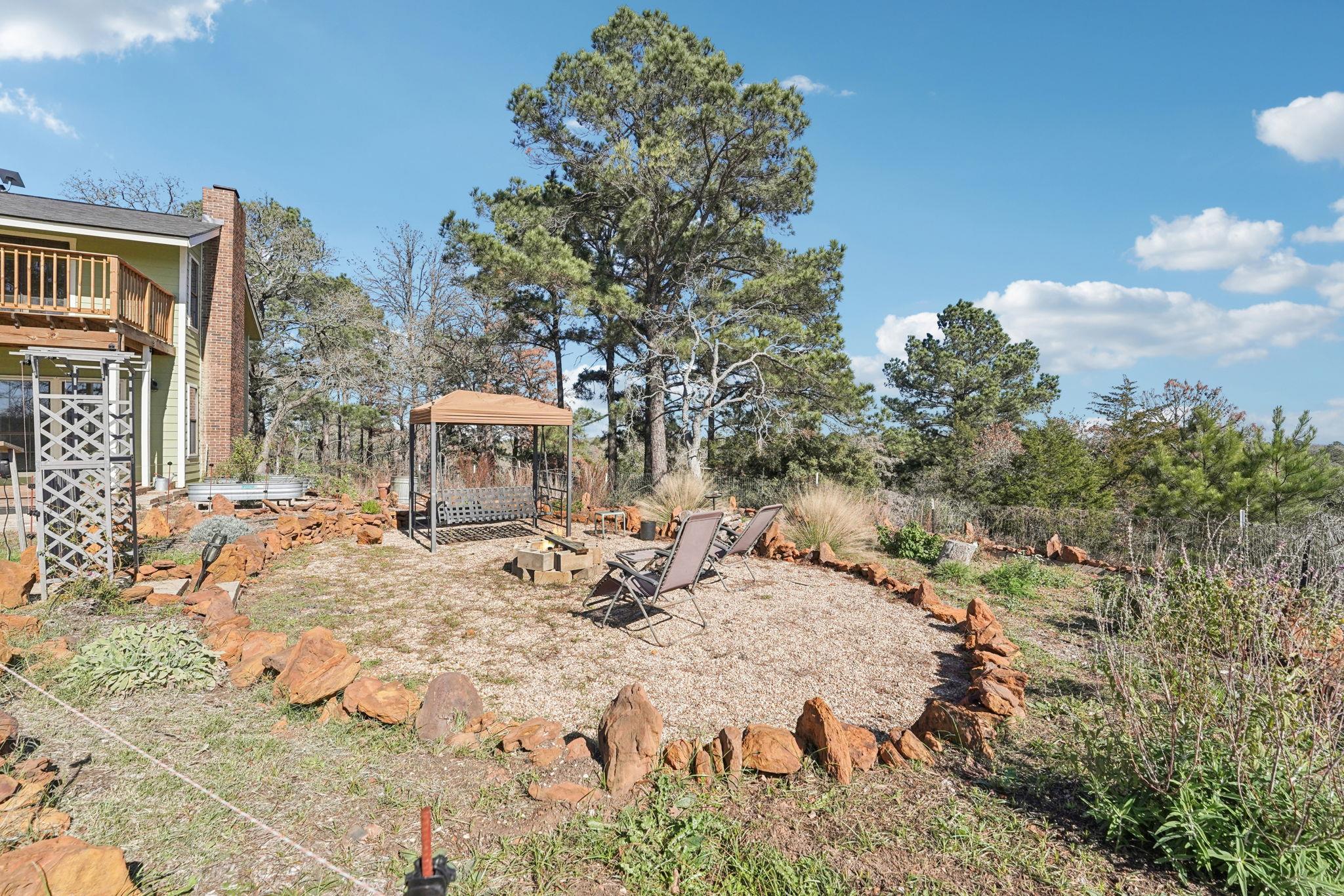 407 Country Ln, McDade, TX 78650