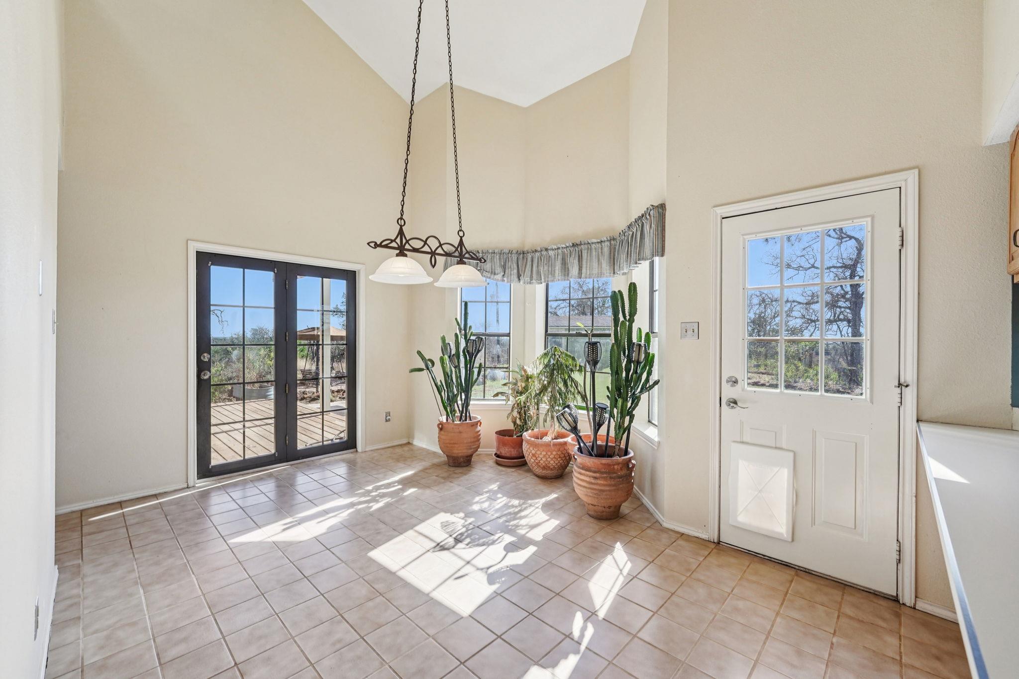 407 Country Ln, McDade, TX 78650