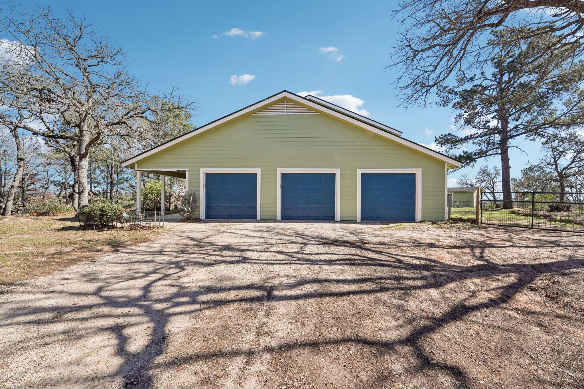 407 Country Ln, McDade, TX 78650
