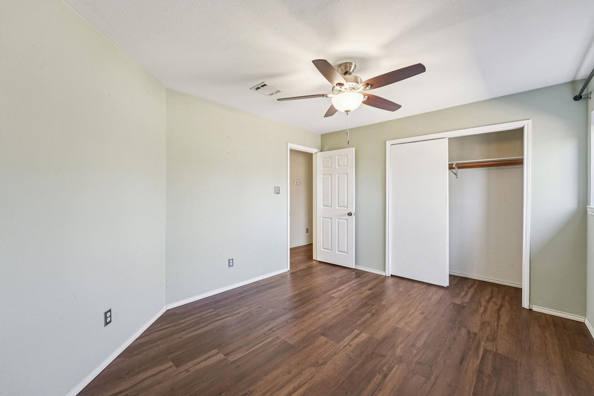 407 Country Ln, McDade, TX 78650