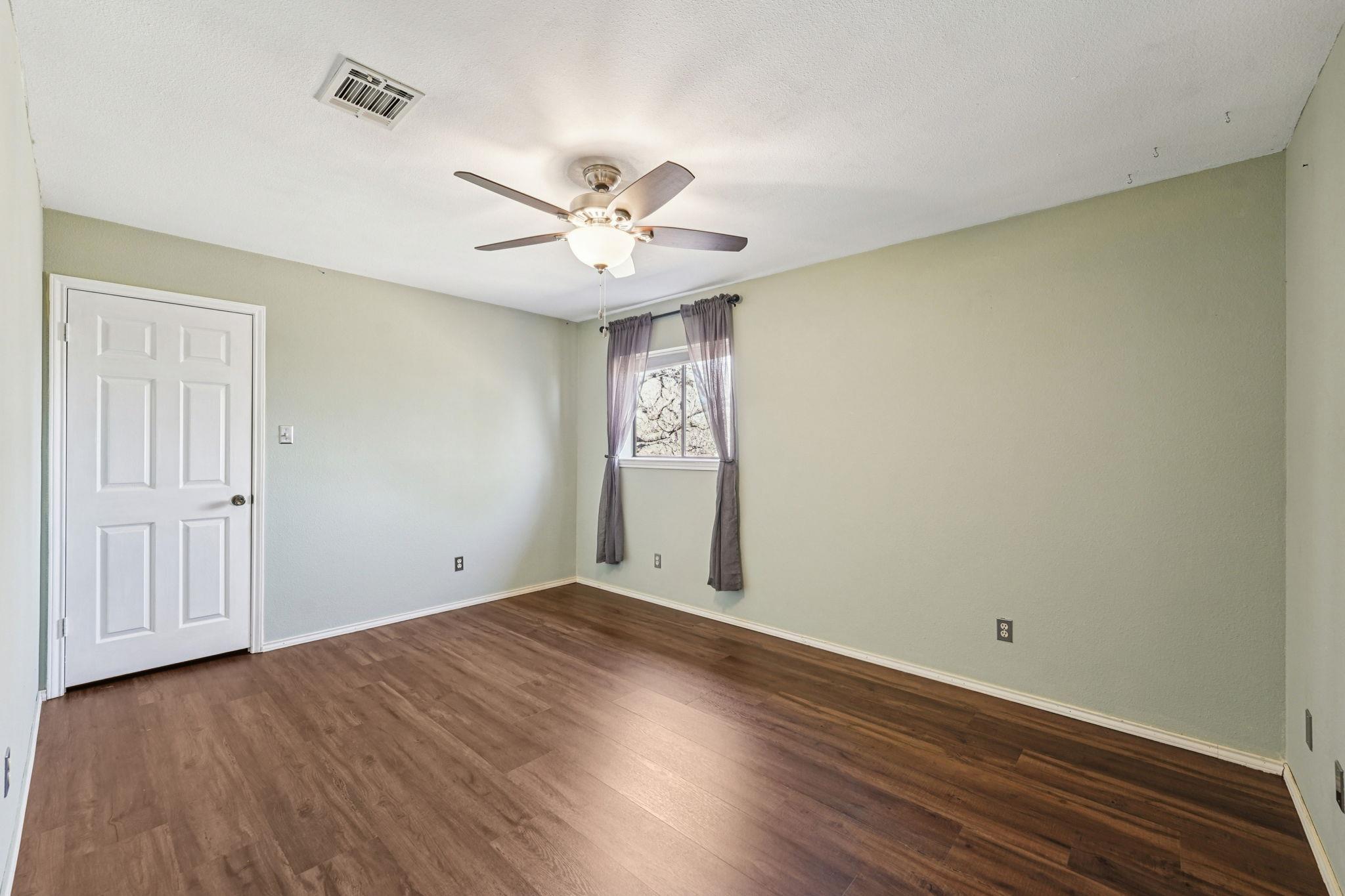 407 Country Ln, McDade, TX 78650