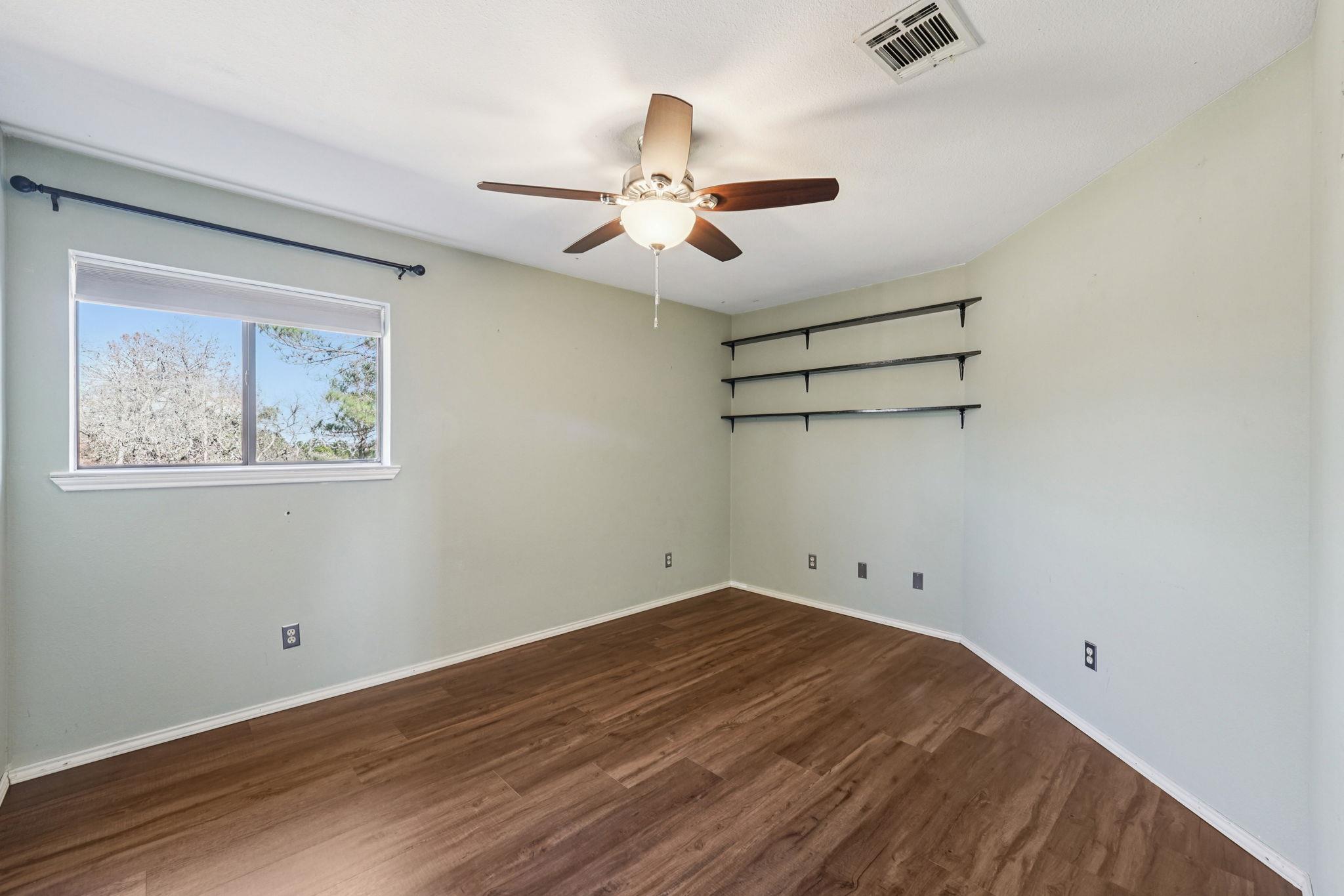 407 Country Ln, McDade, TX 78650