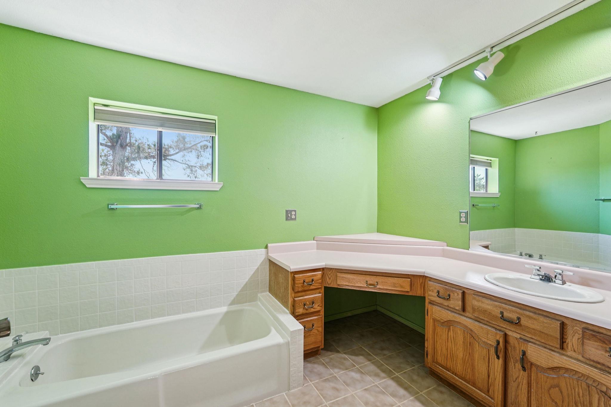 407 Country Ln, McDade, TX 78650