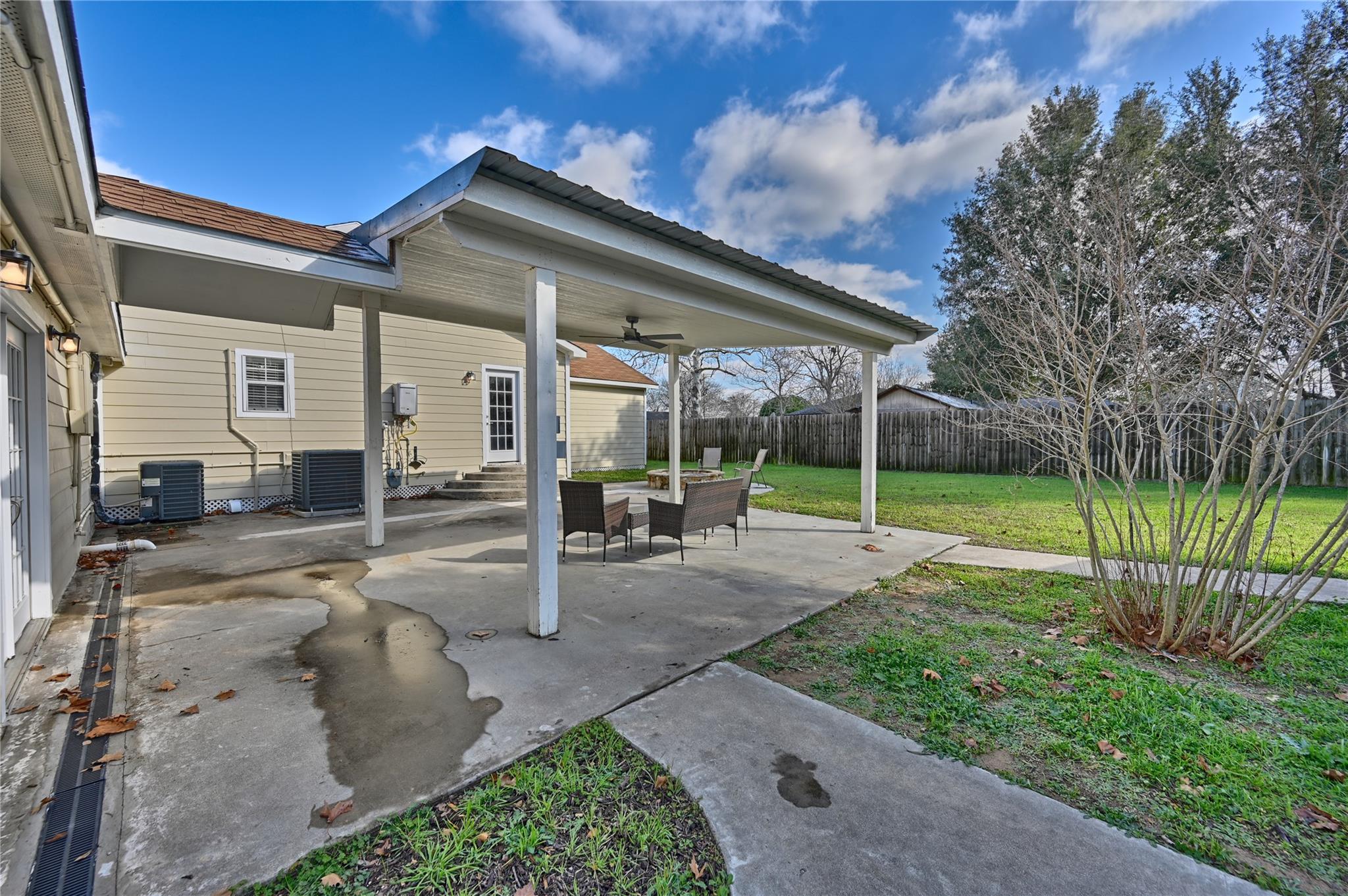 1702 Rampart St, Columbus, TX 78934