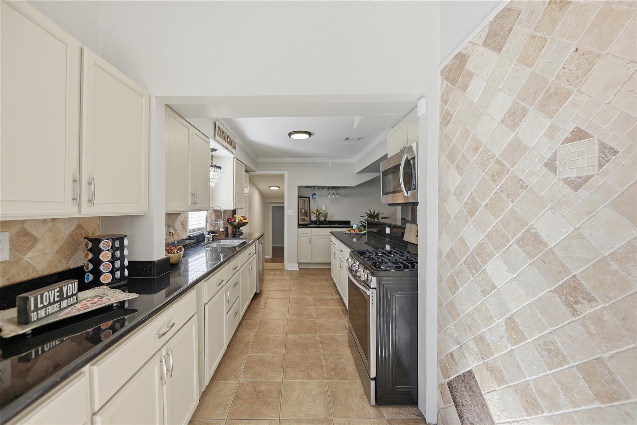 1702 Rampart St, Columbus, TX 78934