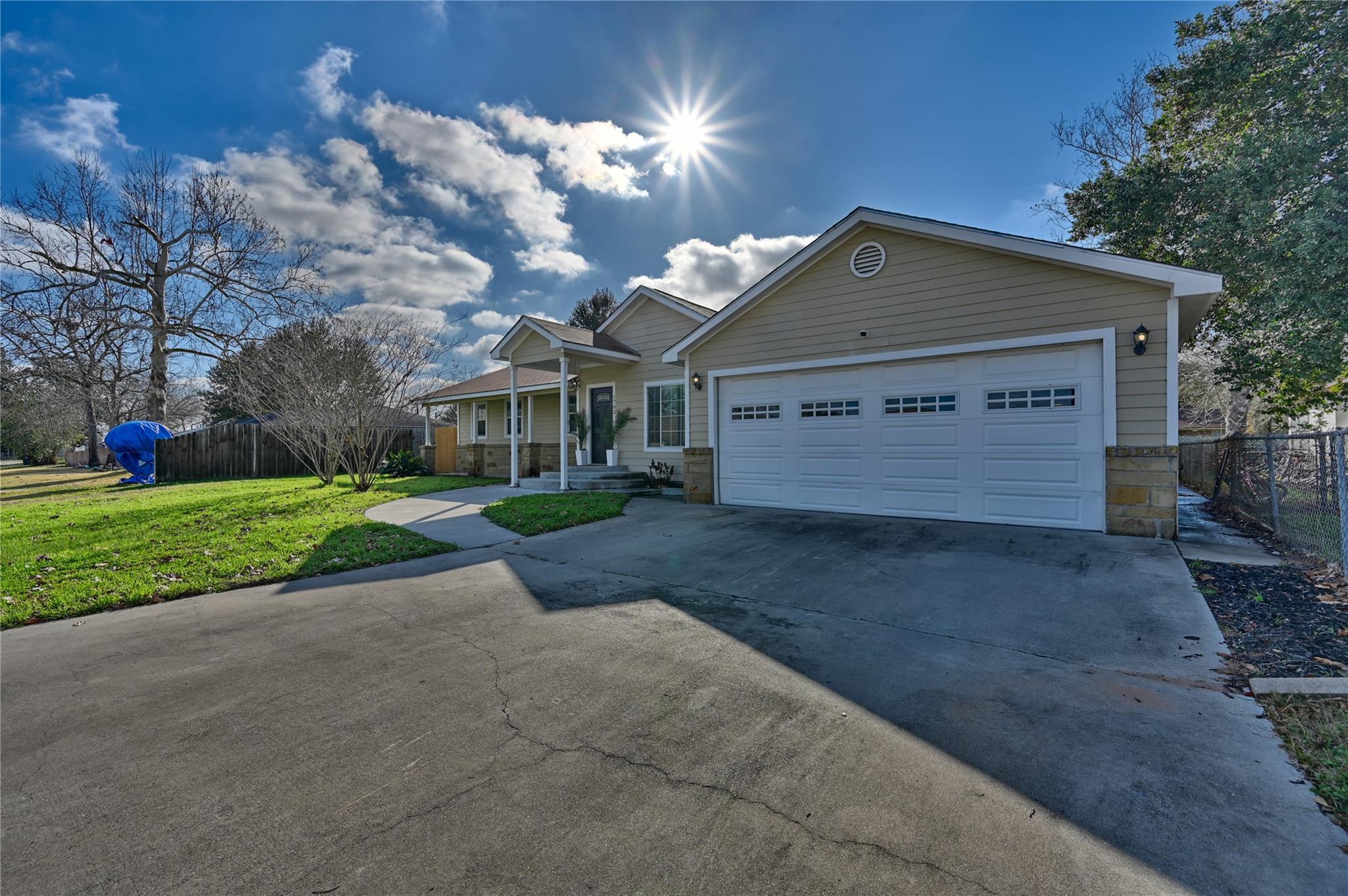 1702 Rampart St, Columbus, TX 78934