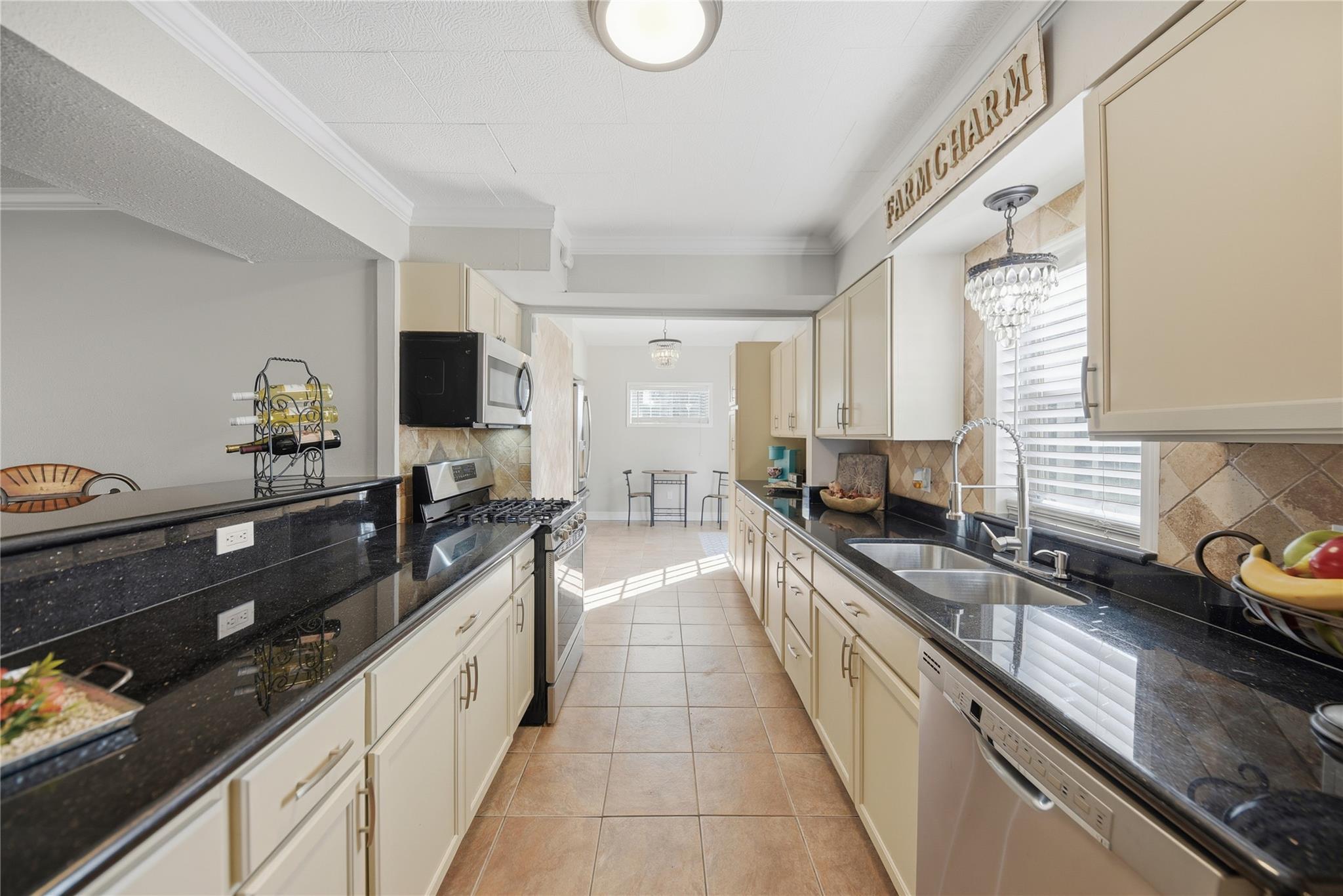 1702 Rampart St, Columbus, TX 78934