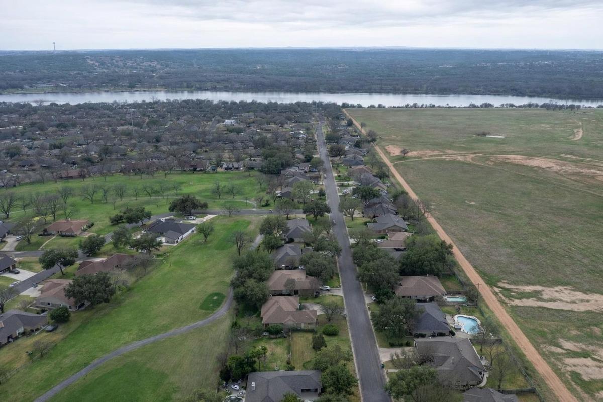 290 Turkey Run, Meadowlakes, TX 78654