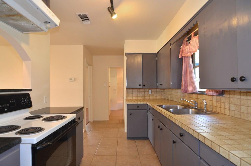 182 Patten Dr, Johnson City, TX 78636