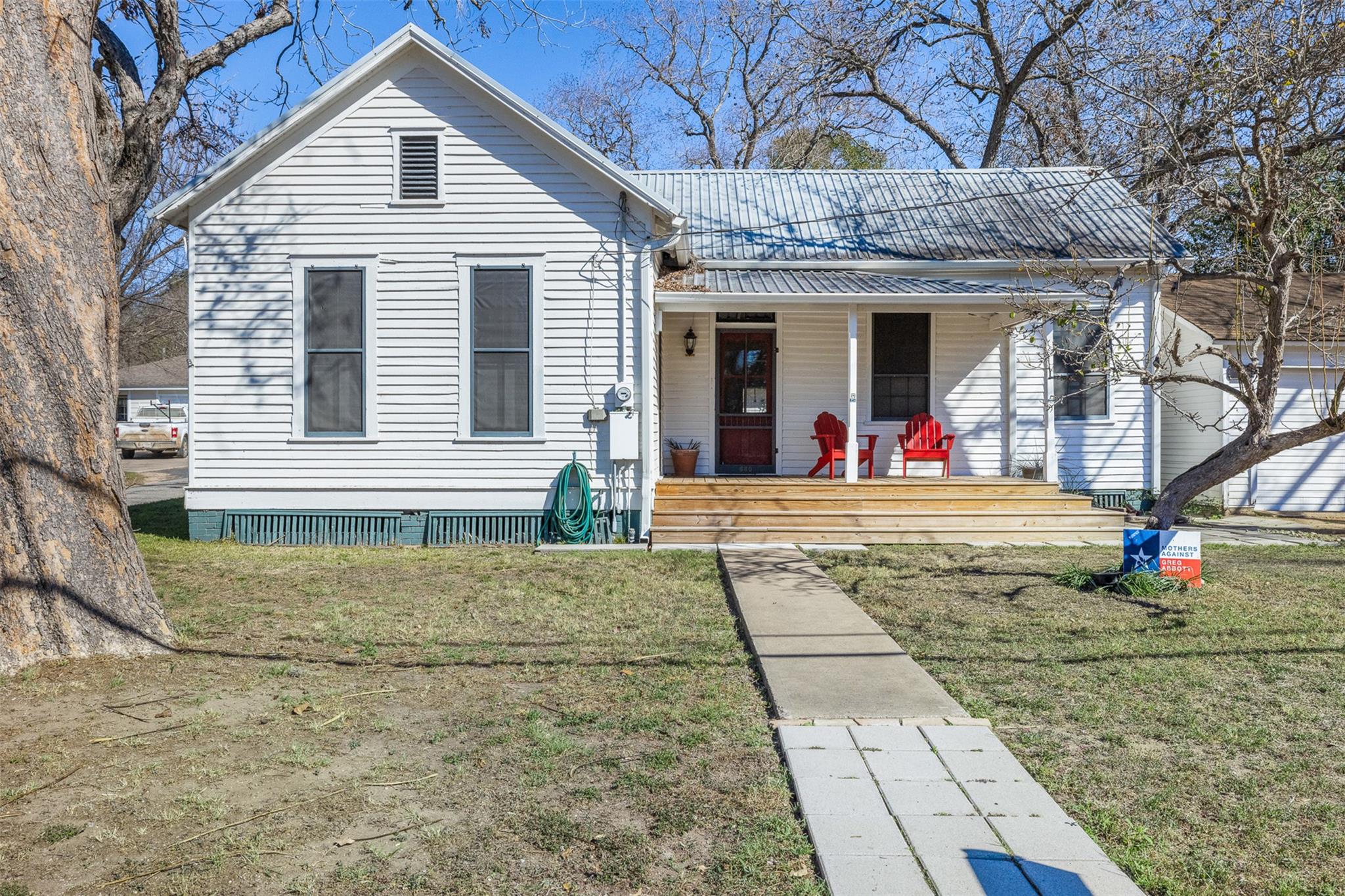 660 N Main St, La Grange, TX 78945