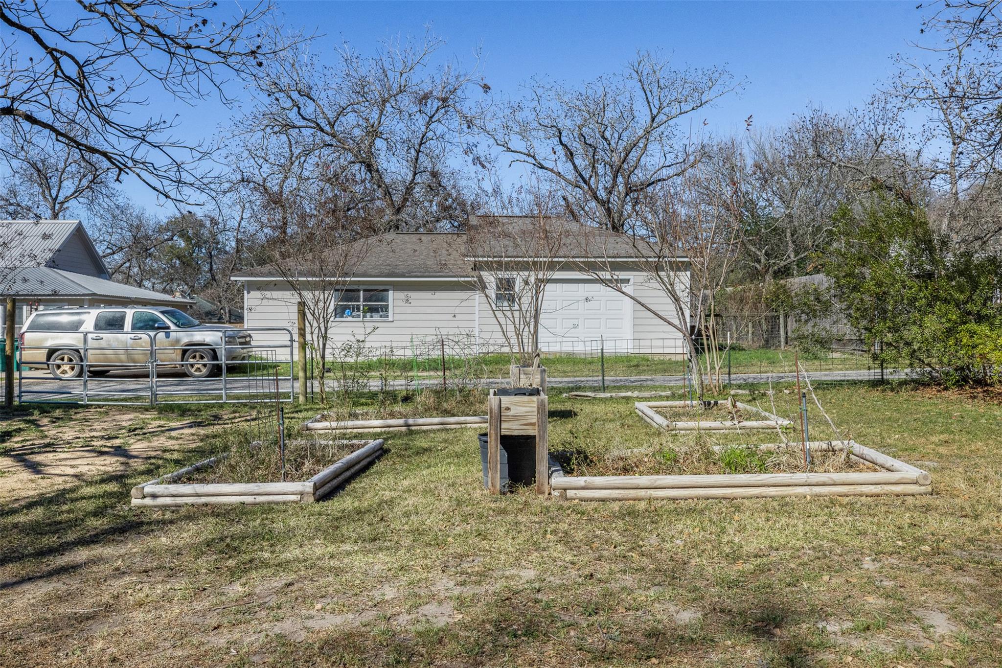 660 N Main St, La Grange, TX 78945