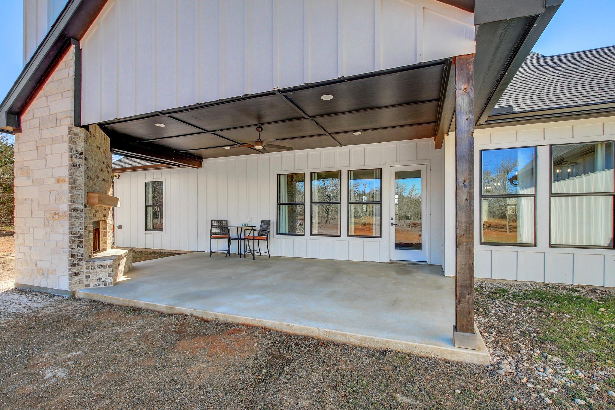 142 Anderson Dr, Red Rock, TX 78662