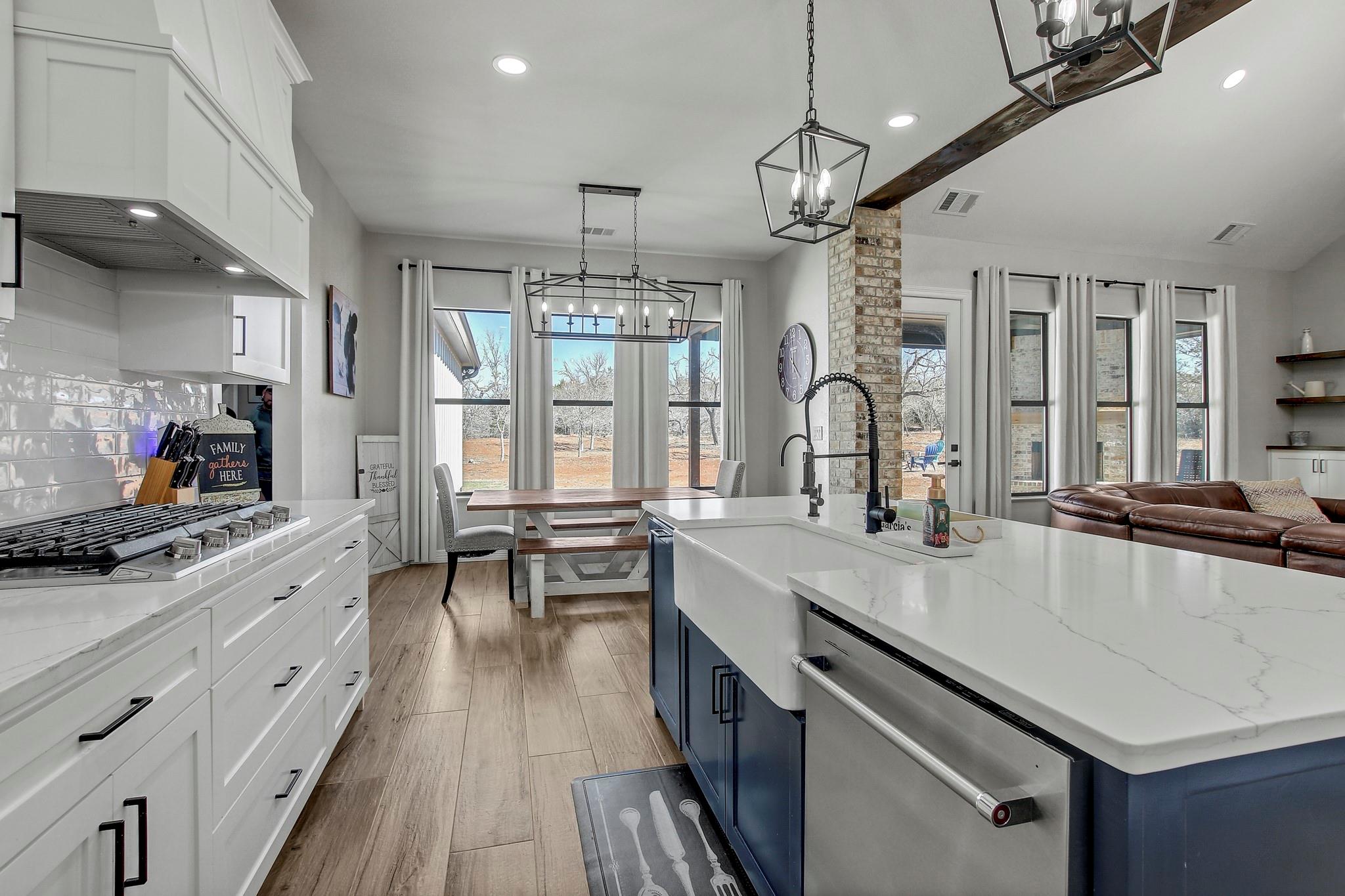 142 Anderson Dr, Red Rock, TX 78662