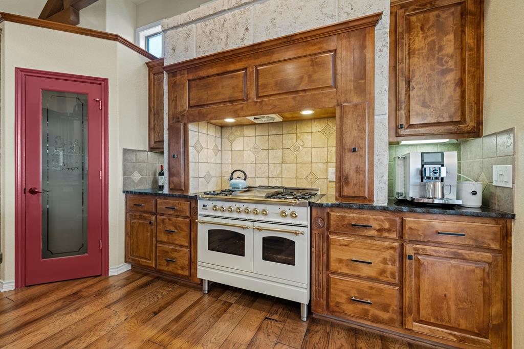 169 Royal Oaks Hill, Fredericksburg, TX 78624