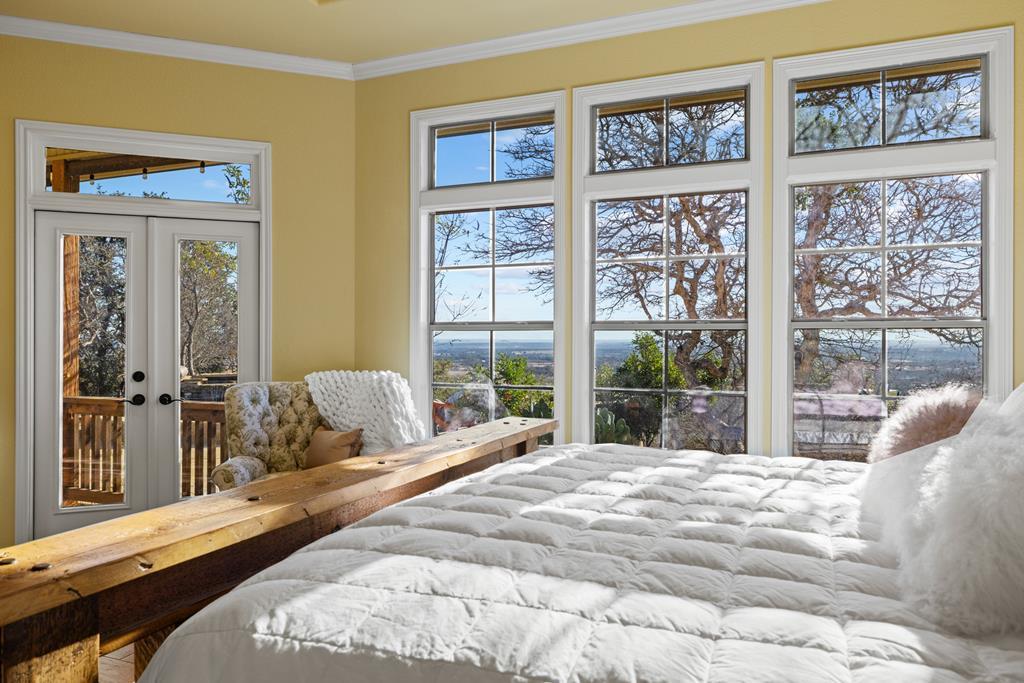 169 Royal Oaks Hill, Fredericksburg, TX 78624