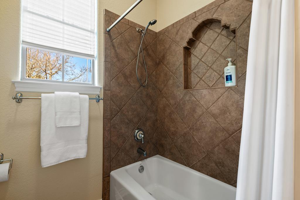 169 Royal Oaks Hill, Fredericksburg, TX 78624