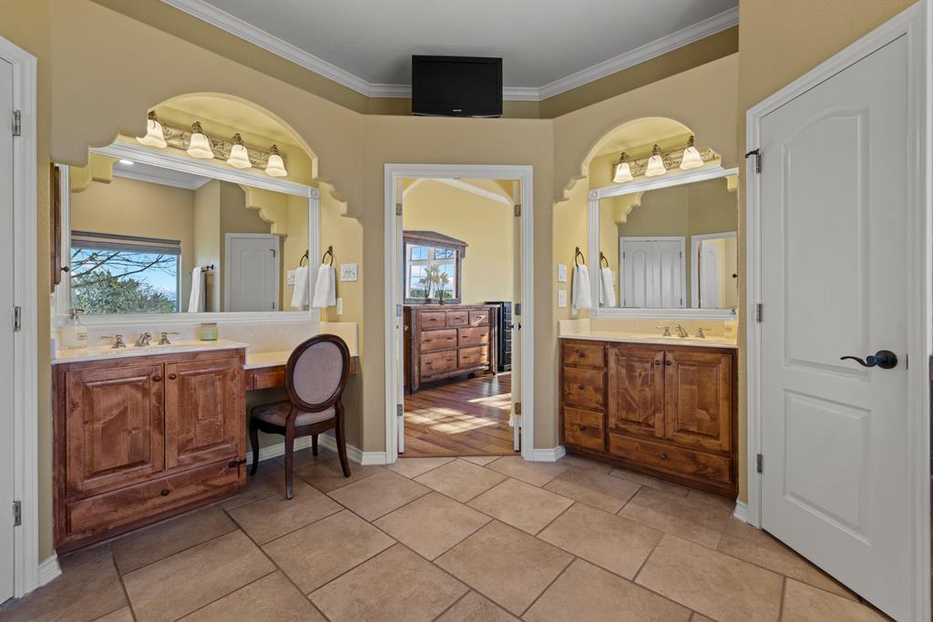 169 Royal Oaks Hill, Fredericksburg, TX 78624