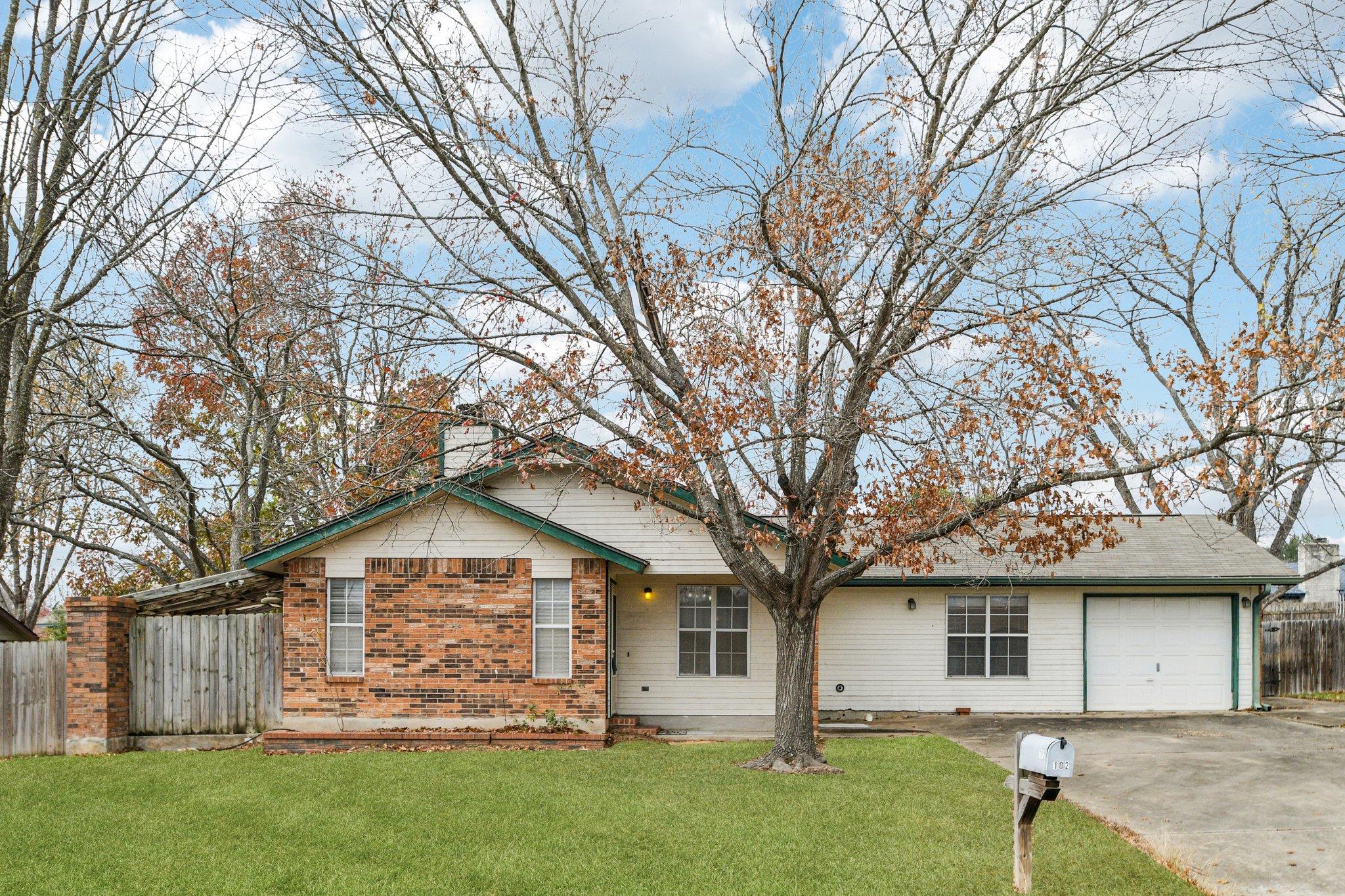 102 Stubblefield Dr, Elgin, TX 78621