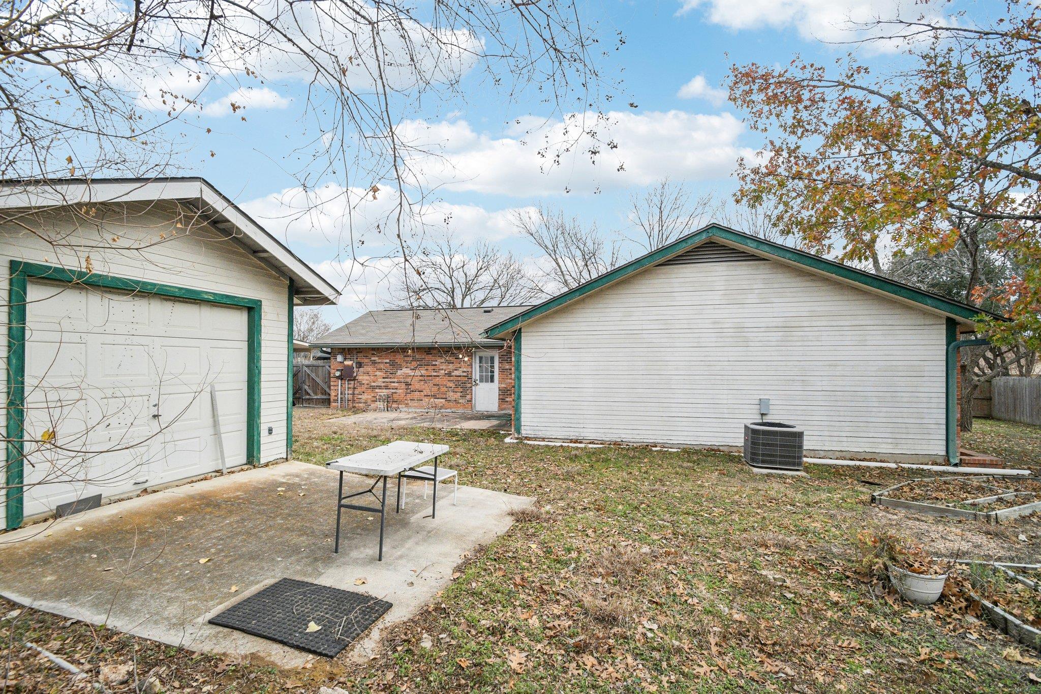 102 Stubblefield Dr, Elgin, TX 78621