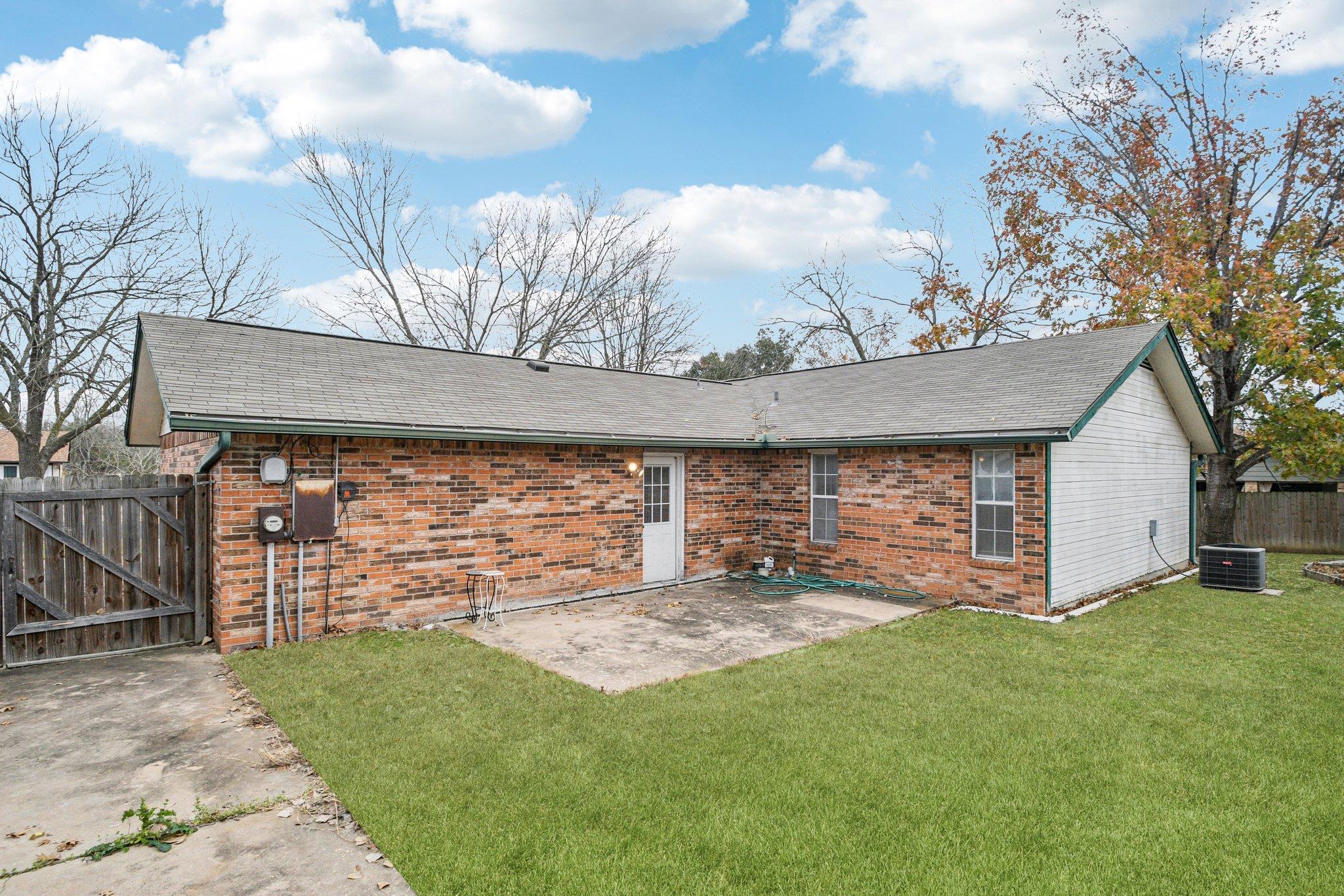 102 Stubblefield Dr, Elgin, TX 78621