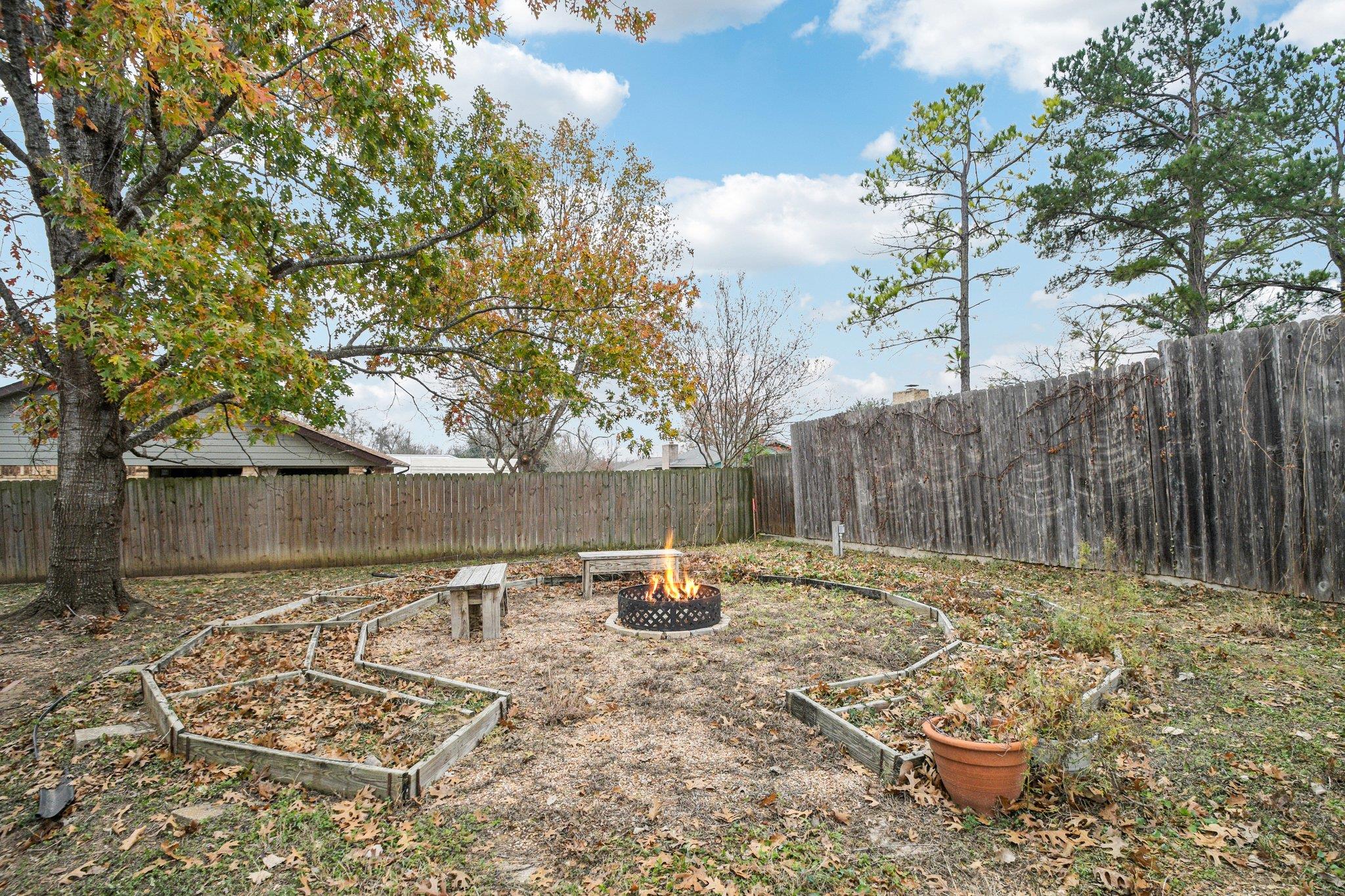 102 Stubblefield Dr, Elgin, TX 78621