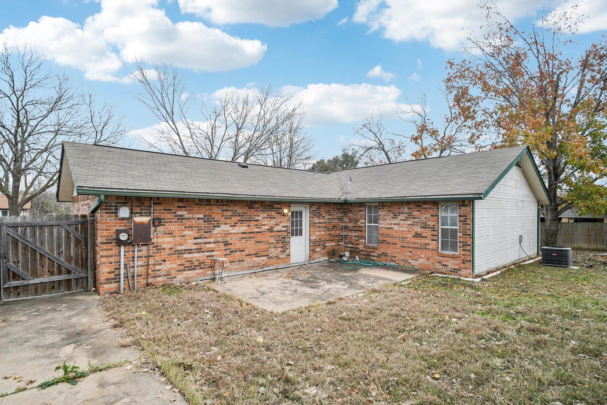 102 Stubblefield Dr, Elgin, TX 78621