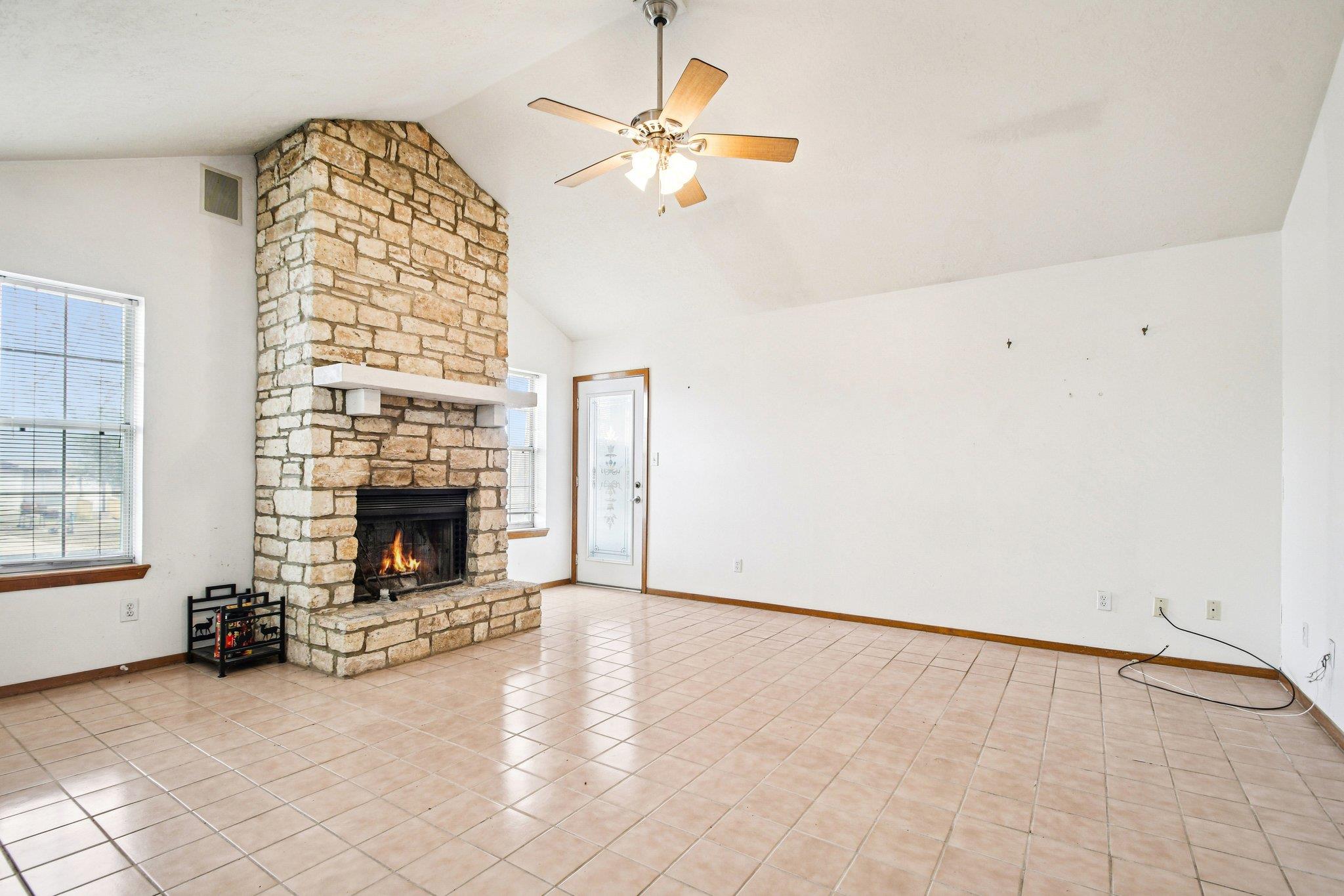 102 Stubblefield Dr, Elgin, TX 78621