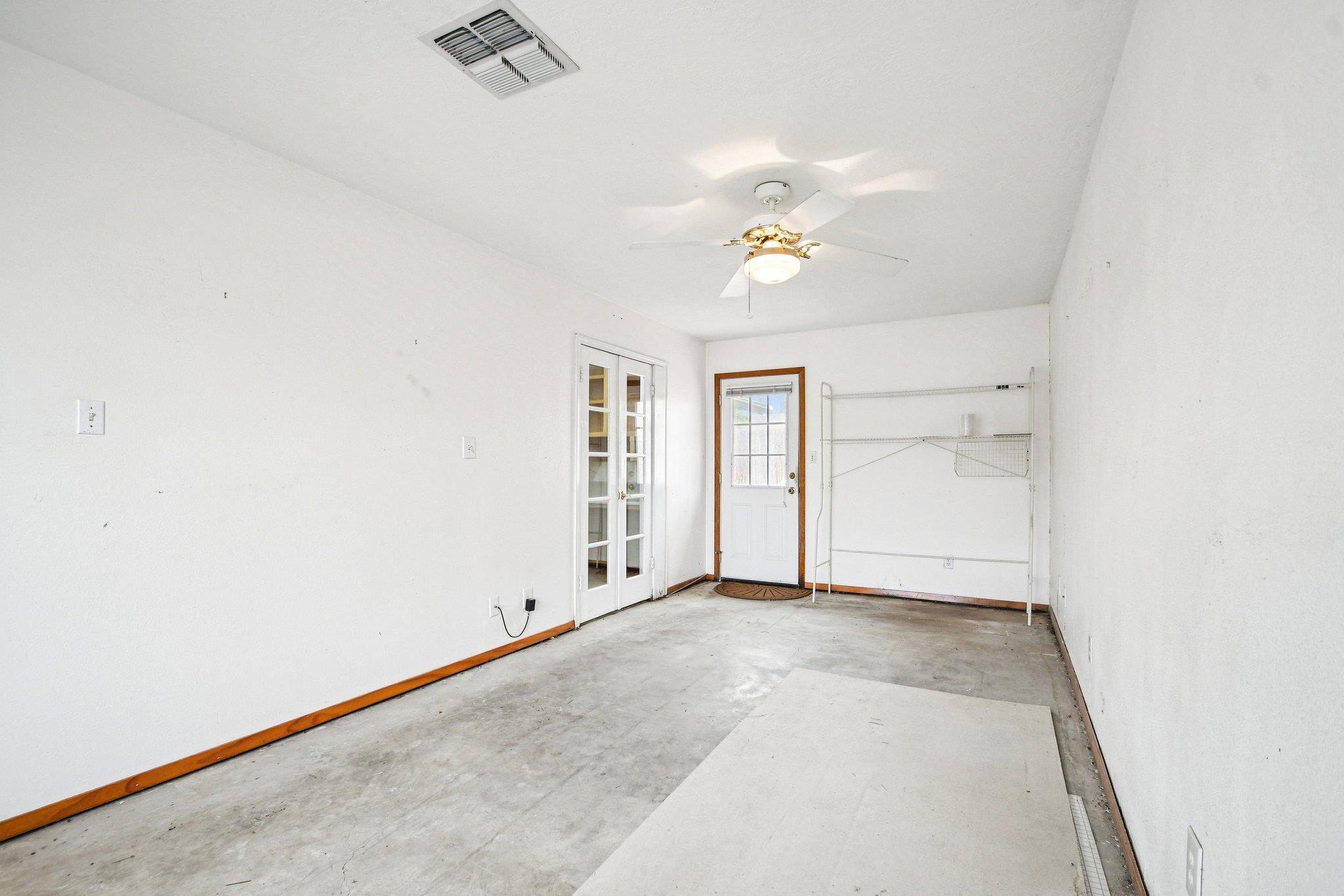 102 Stubblefield Dr, Elgin, TX 78621