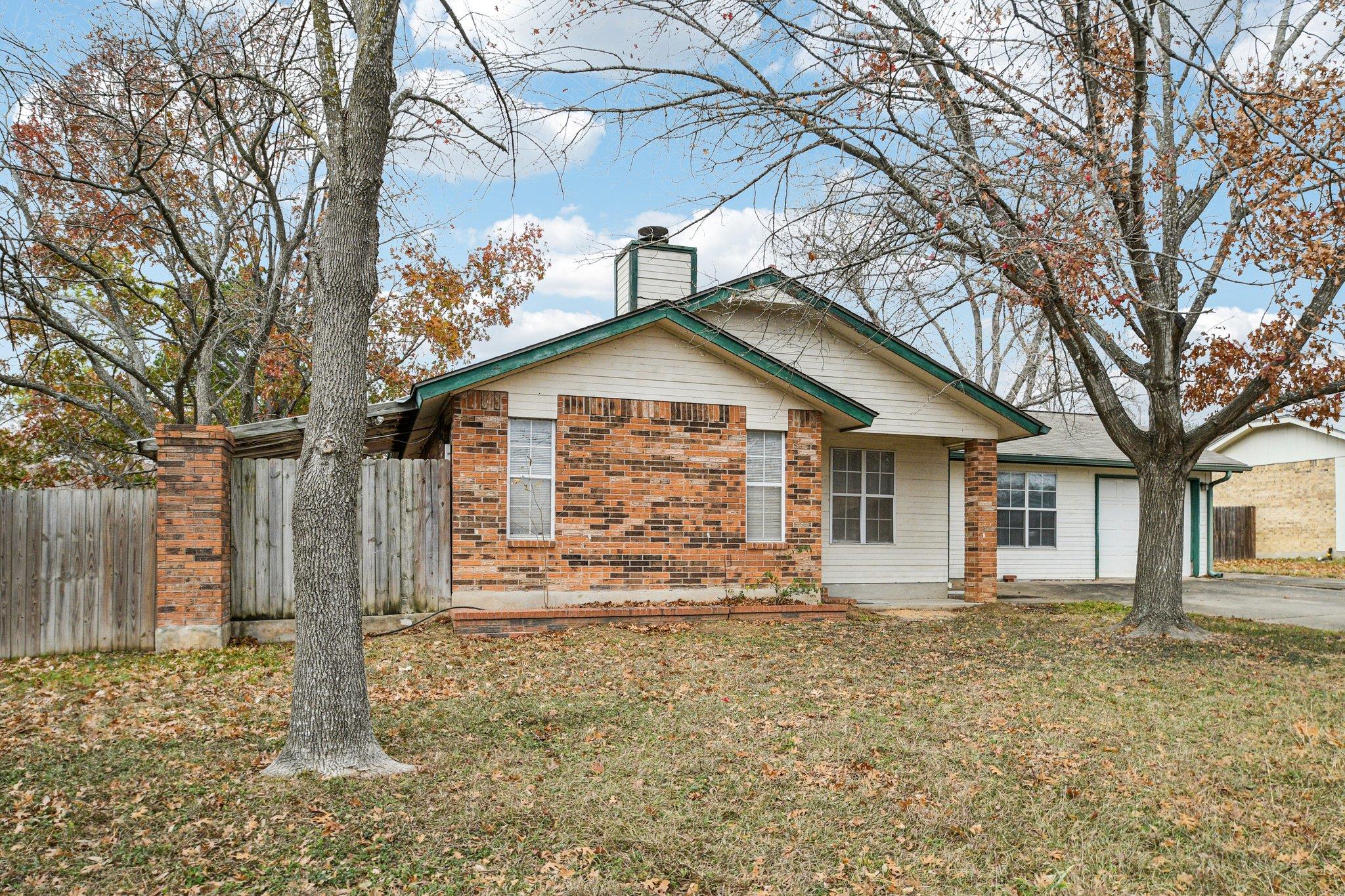 102 Stubblefield Dr, Elgin, TX 78621