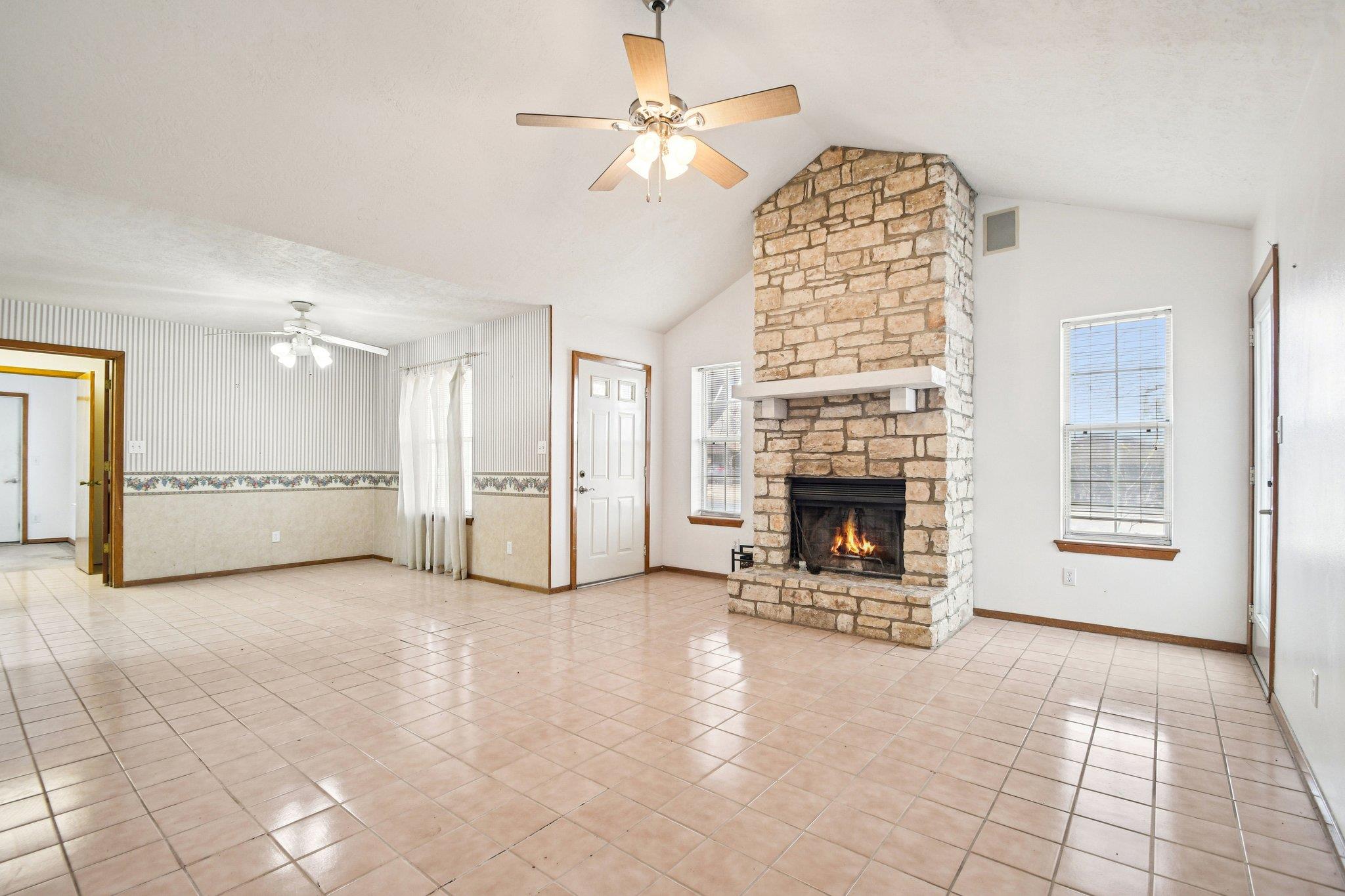 102 Stubblefield Dr, Elgin, TX 78621