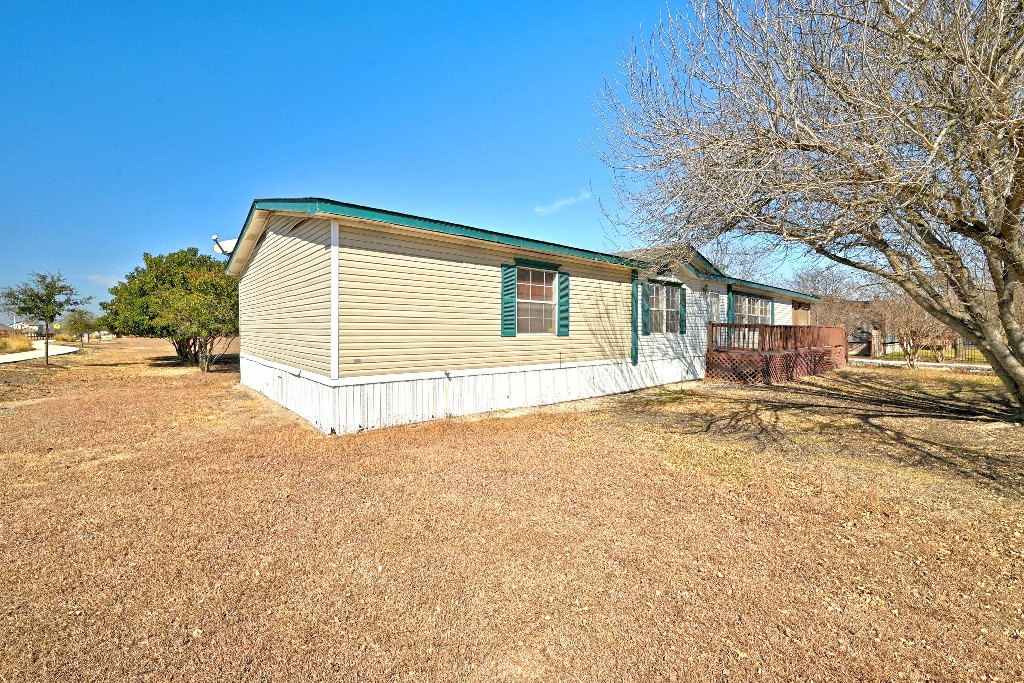 1437 Heidenreich Ln, Uhland, TX 78640