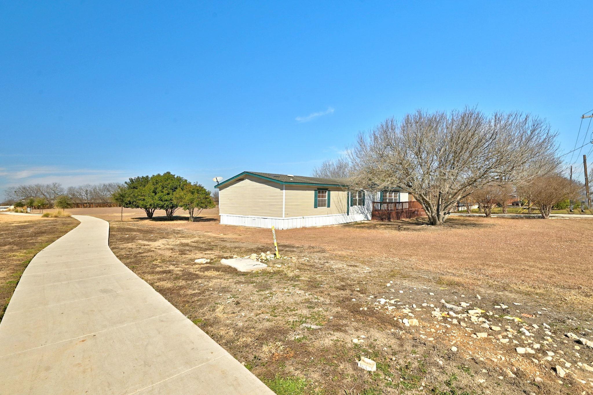 1437 Heidenreich Ln, Uhland, TX 78640